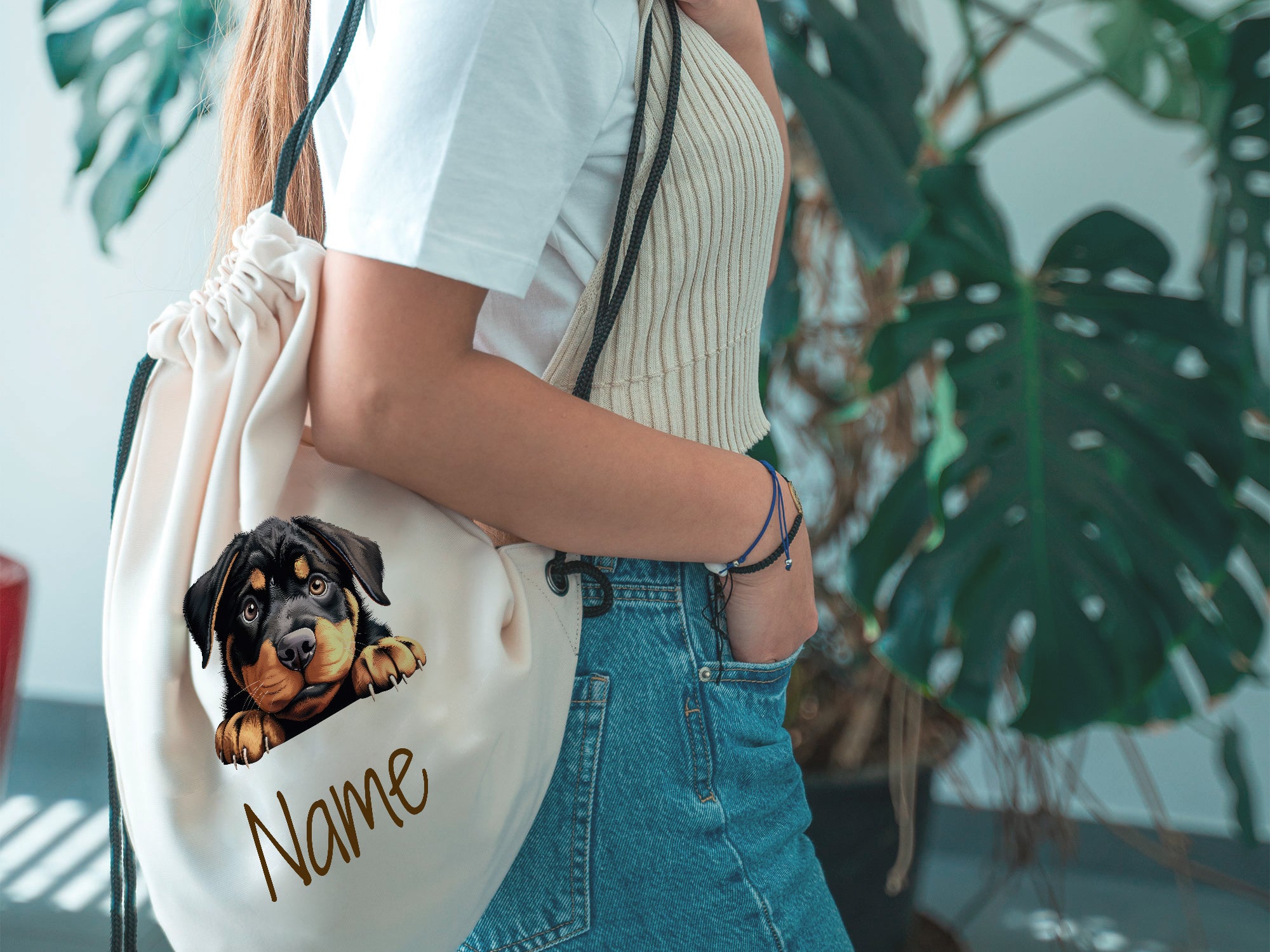 Beige Turnbeutel mit Rottweiler-Motiv und personalisiertem Namen.