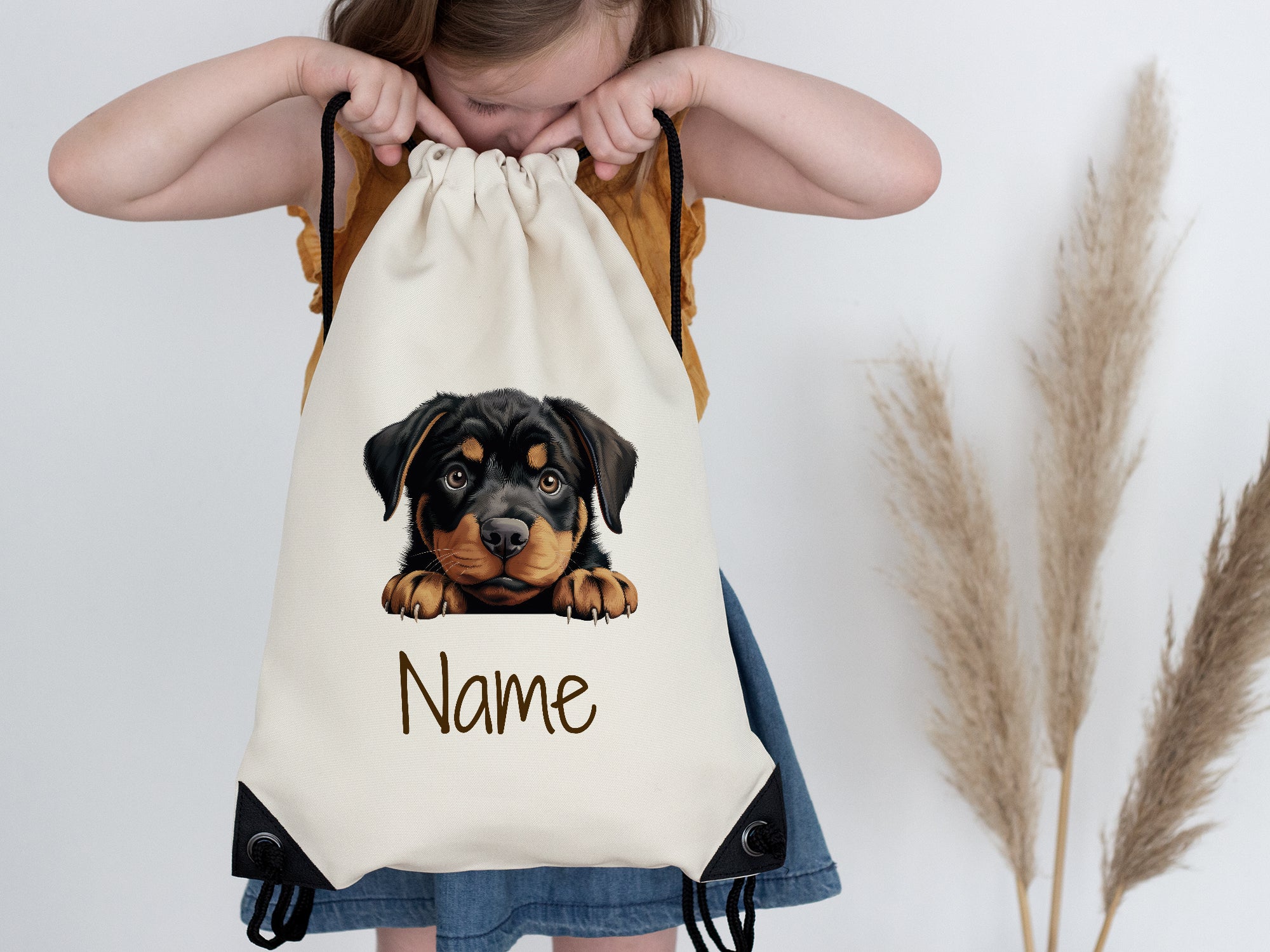 Beige Rucksack mit Rottweiler-Motiv und personalisierbarem Namen.