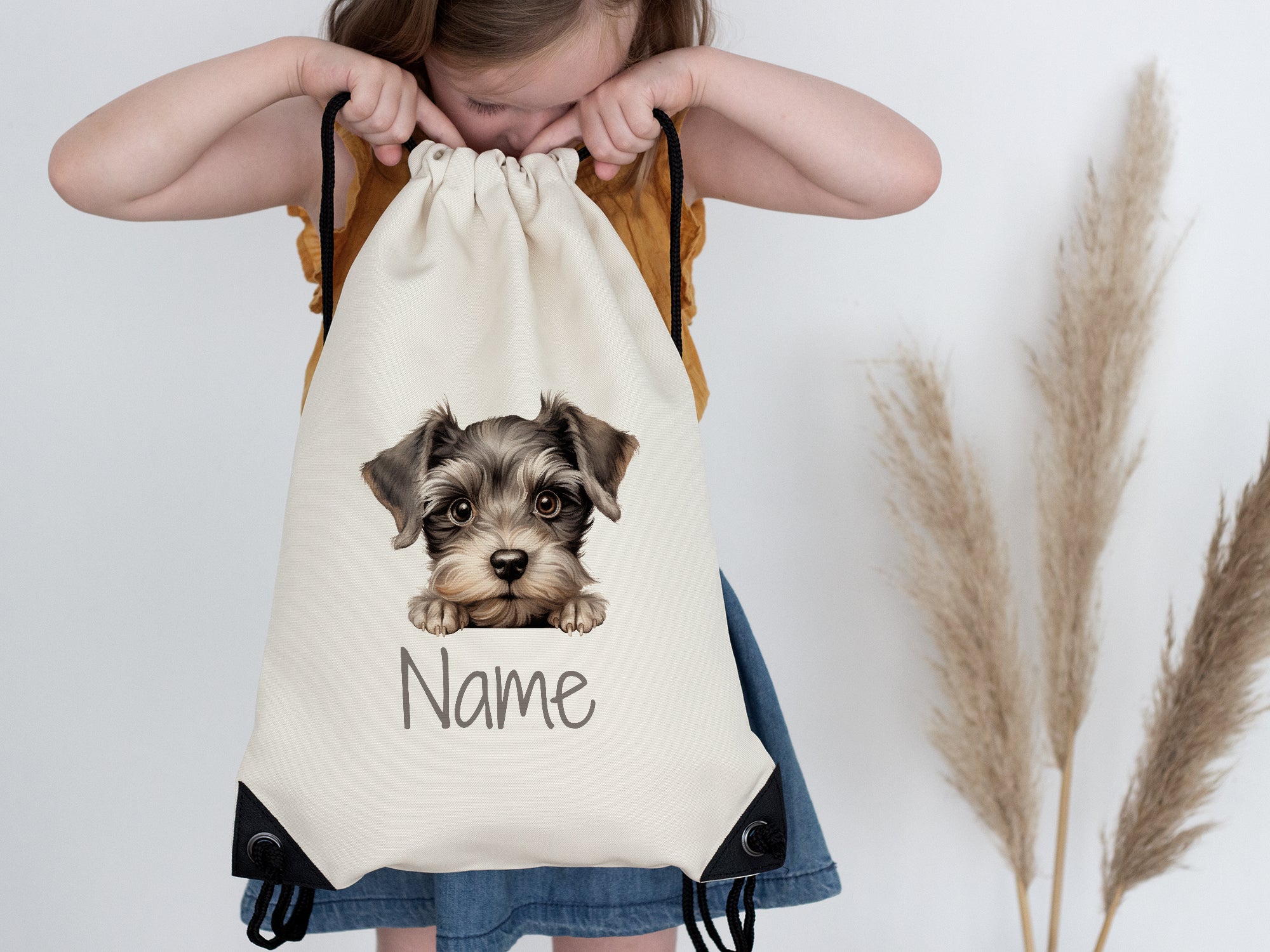 Beige Rucksack mit Hundemotiv und personalisierbarem Namen.