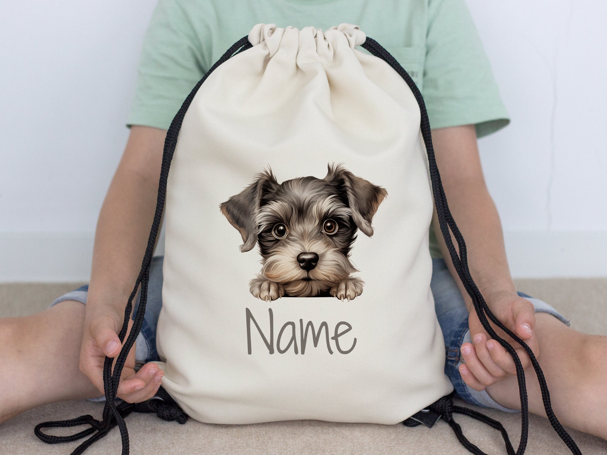 Beige Rucksack mit Hundemotiv und personalisierbarem Namen.