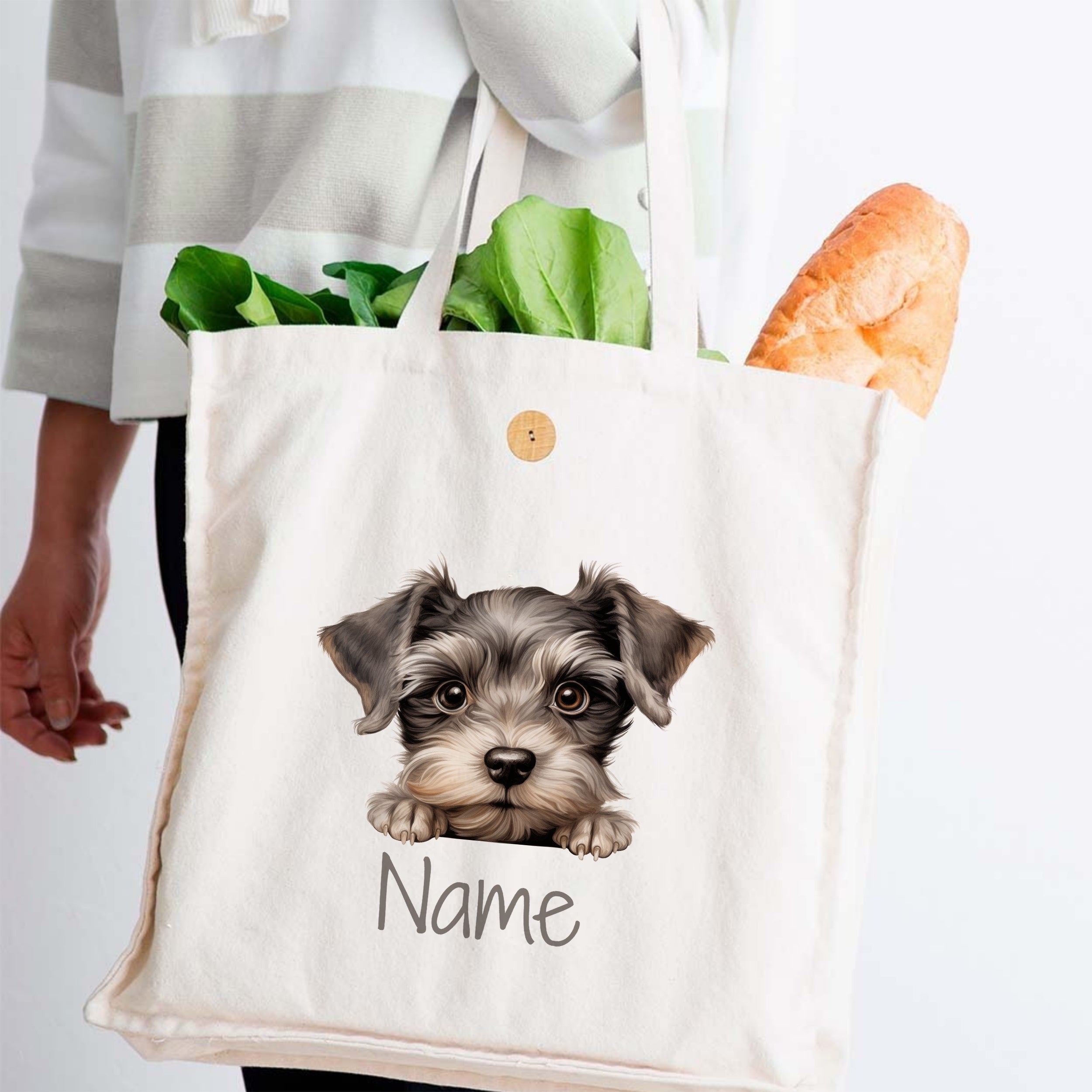 Beige Stofftasche mit Hundemotiv und frischem Gemüse.
