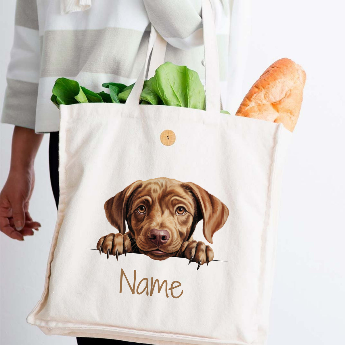Beige Stofftasche mit Hundemotiv und frischem Brot.