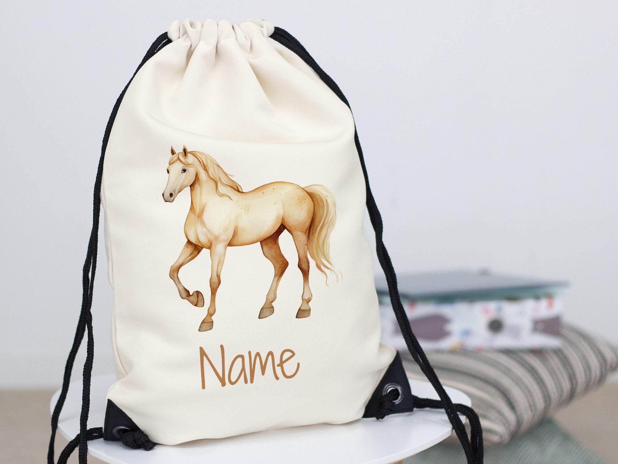 Beige Turnbeutel mit Pferdemotiv und personalisierbarem Namen.