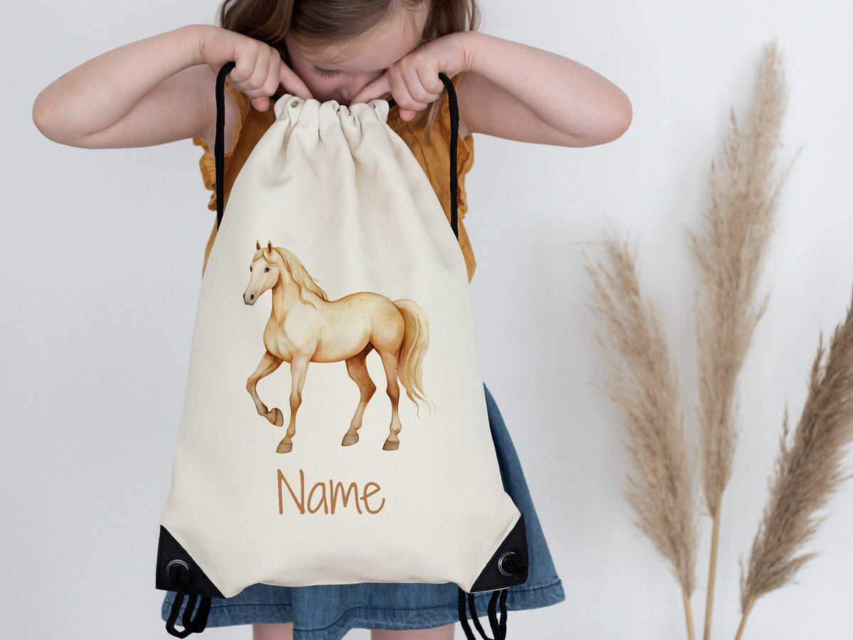 Beige Rucksack mit Pferdemotiv und personalisierbarem Namen.
