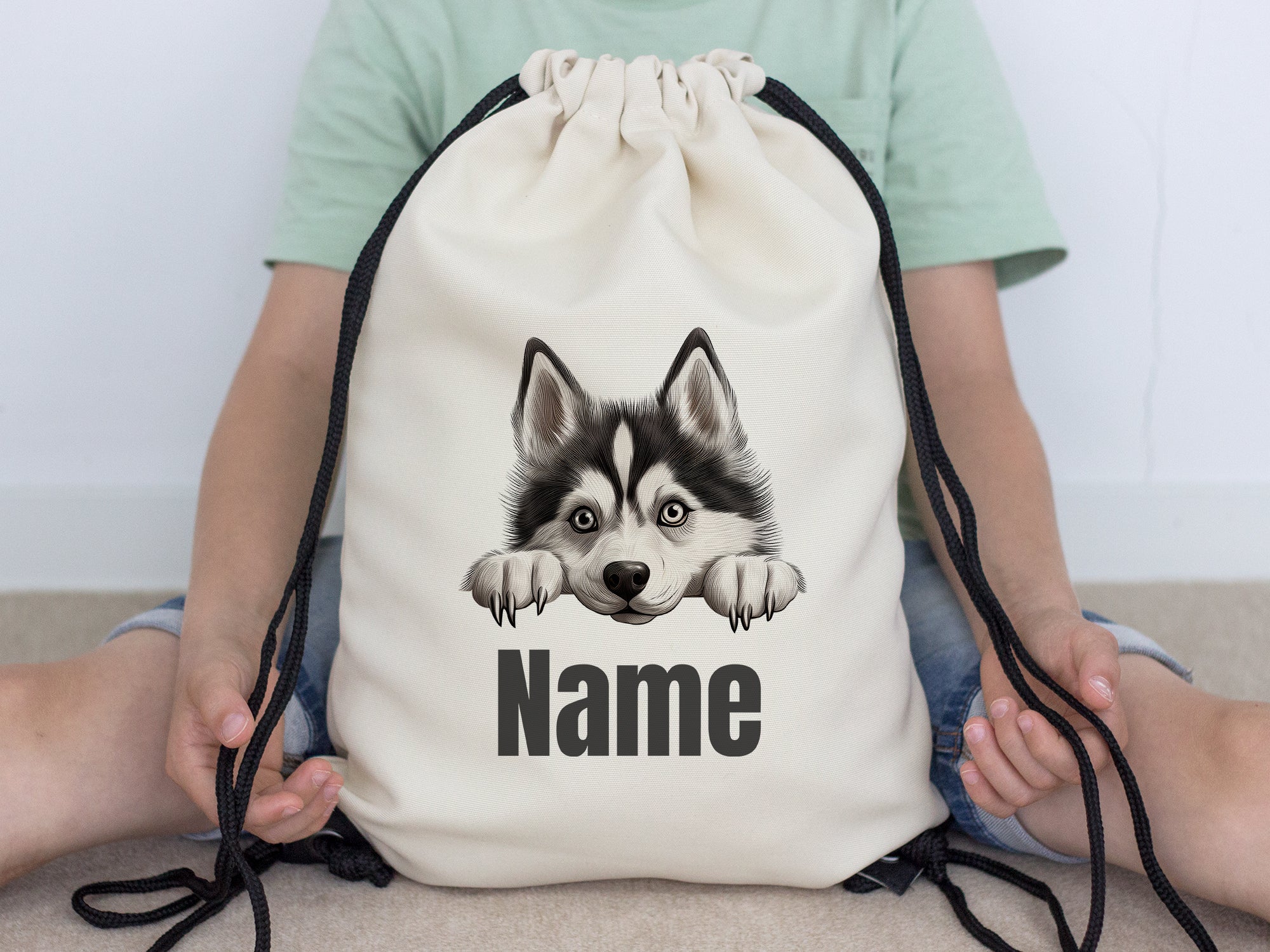 Beige Rucksack mit Husky-Motiv und personalisierbarem Namen.