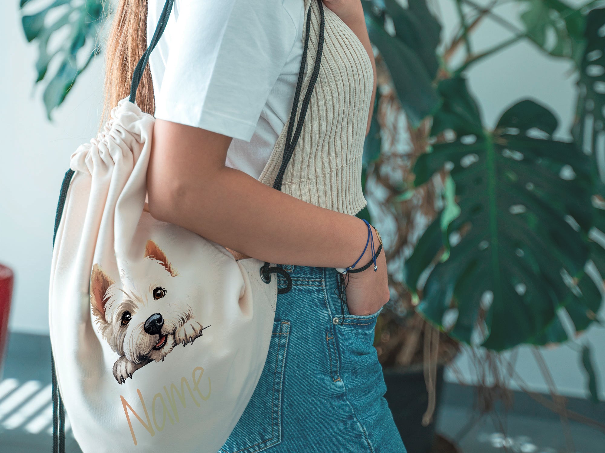 Beige Tasche mit Hundemotiv und personalisiertem Namen.