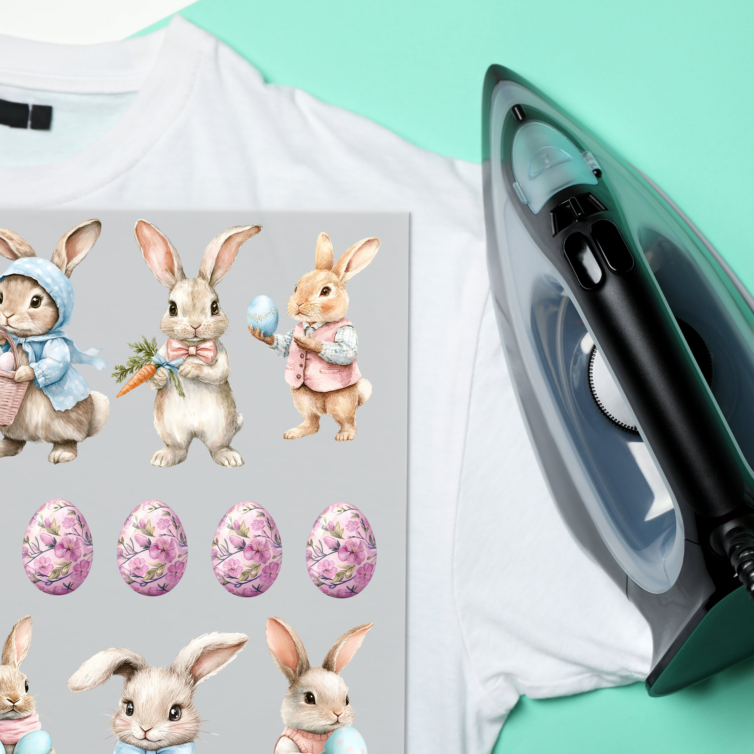 Osterhasen und bunte Eier auf grauem Transferpapier.