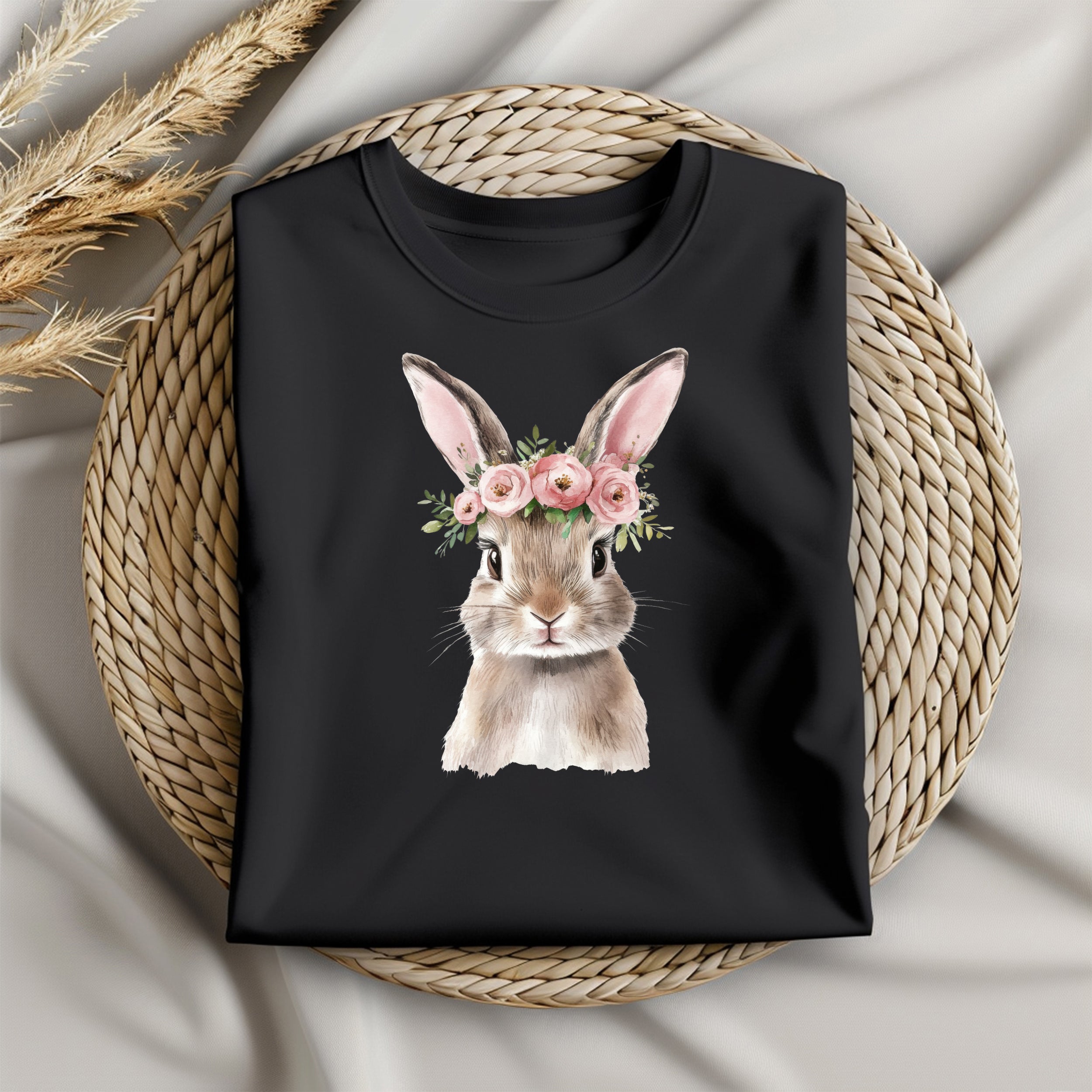 Schwarzes T-Shirt mit Kaninchen und Blumenkranz.