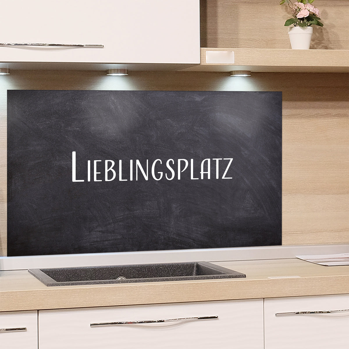 Glas-Spritzschutz mit Schriftzug Lieblingsplatz in einer Küche
