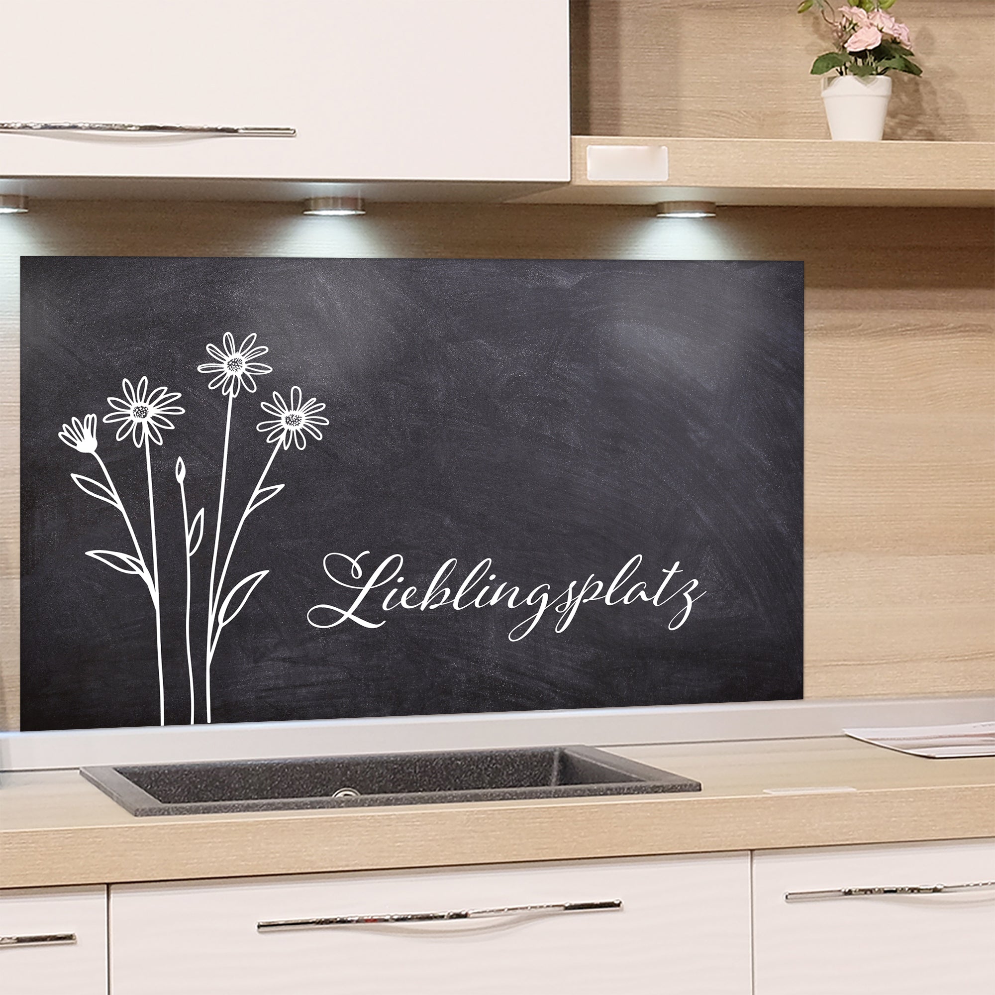 Glas-Spritzschutz mit weißen Blumen und Schriftzug Lieblingsplatz