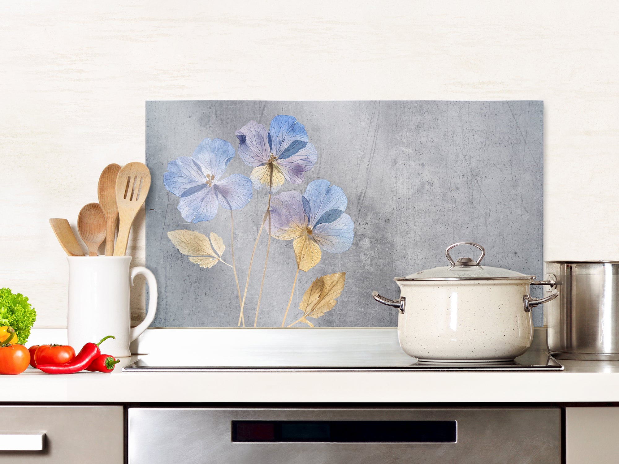 Detailansicht des Glas-Spritzschutzes mit blauen und gelben Blumen
