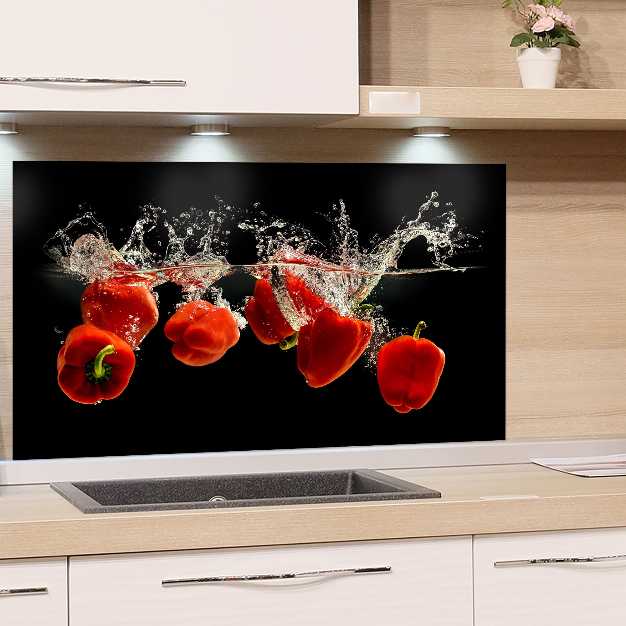 Glas-Spritzschutz mit roten Paprika in Wasserspritzern