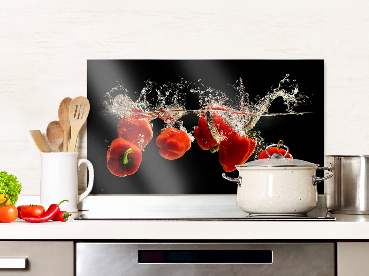 Detailansicht des Glas-Spritzschutzes mit roten Paprika