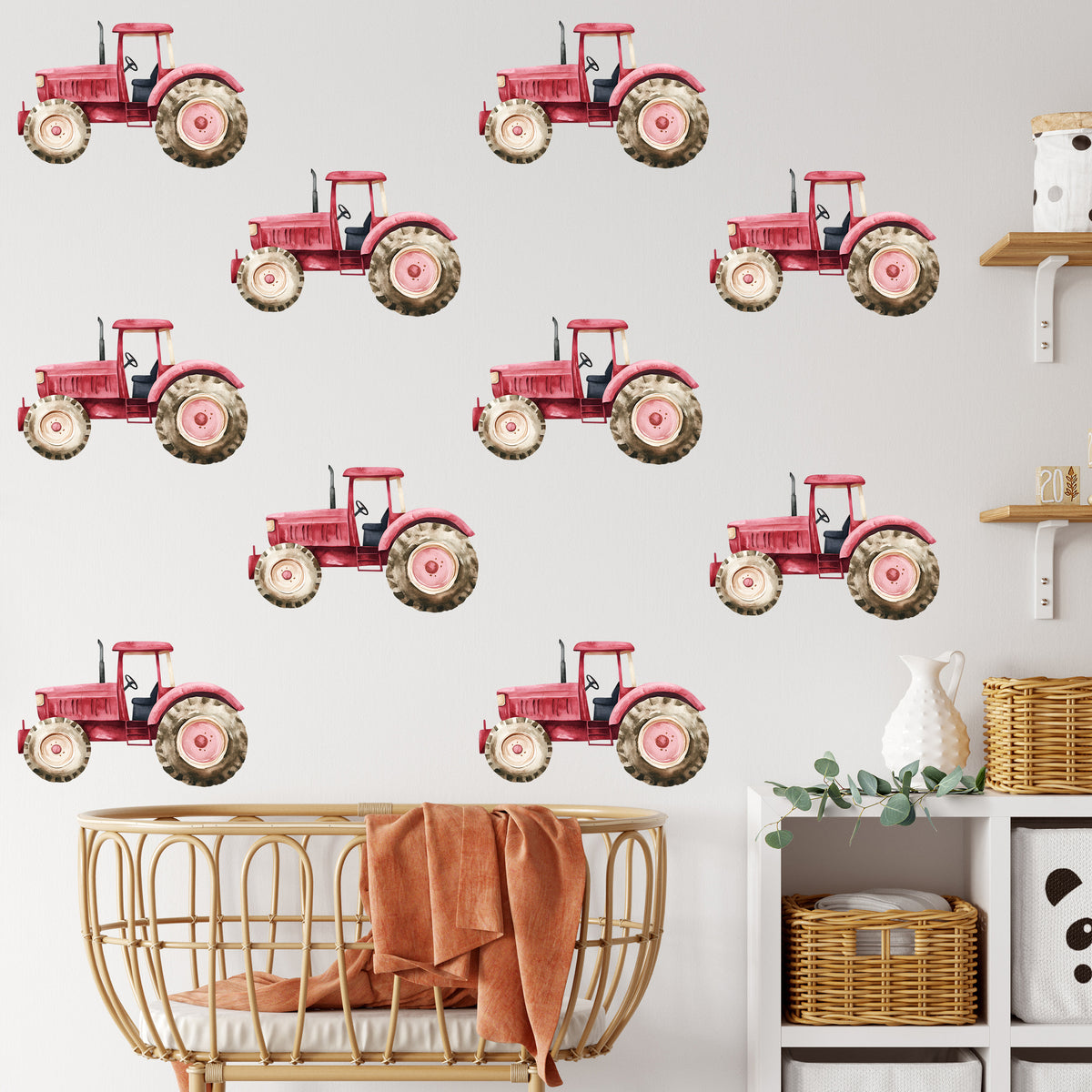 Wandtattoo fürs Kinderzimmer mit roten Bauernhof-Traktoren im Aquarellstil an weißer Wand