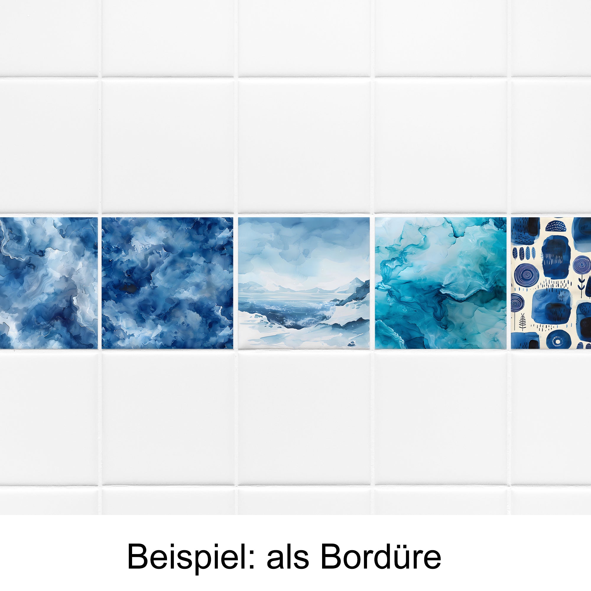 Blaue Fliesenbordüre mit abstrakten Wasserfarbenmotiven.