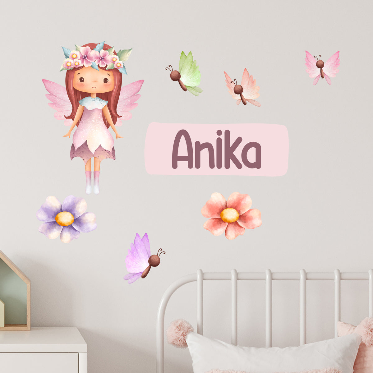 Mädchenhafte Wanddeko mit Feen, Blumen und dem Namen Anika.