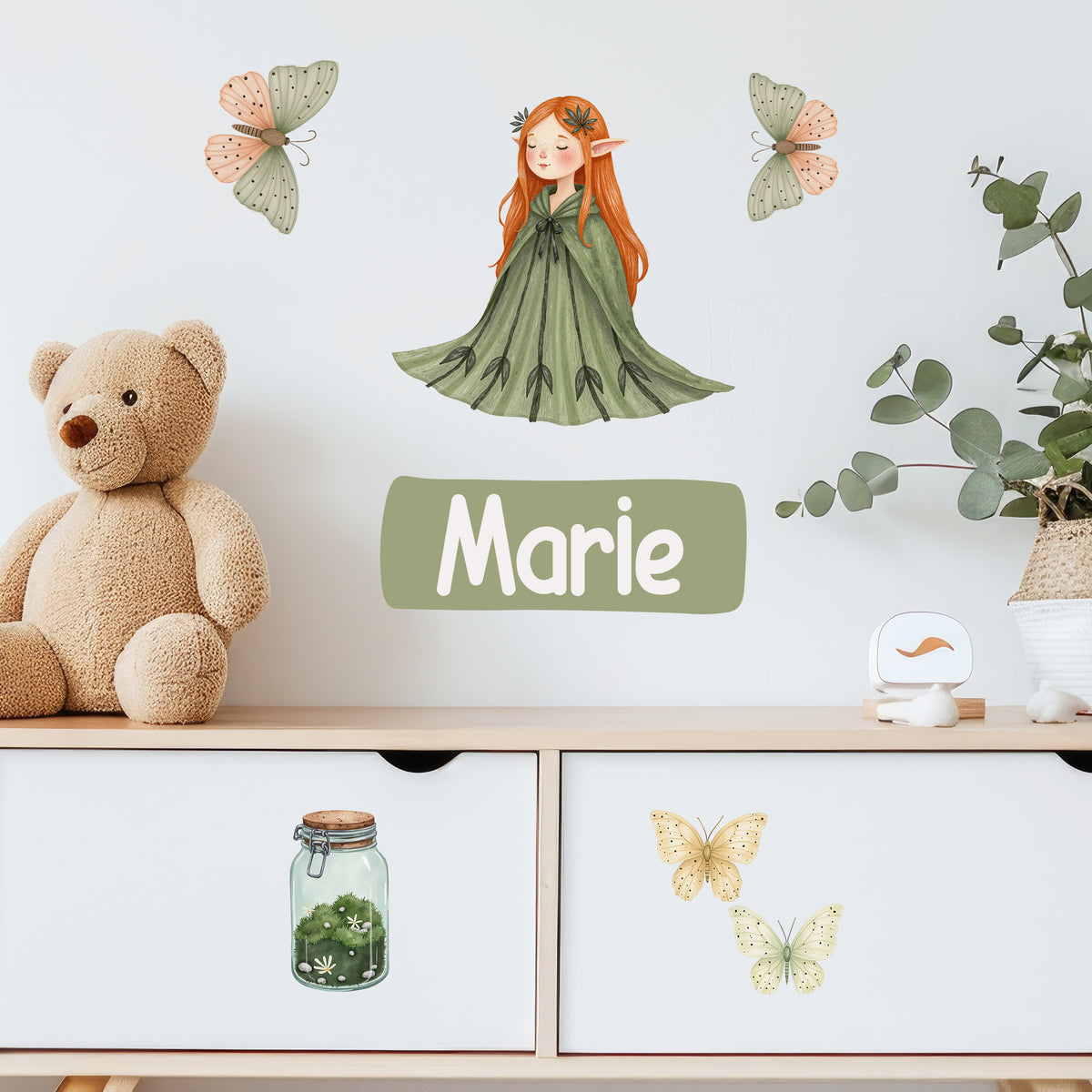 Mädchen mit rotem Haar, grünes Kleid, Schmetterlinge, Teddy.