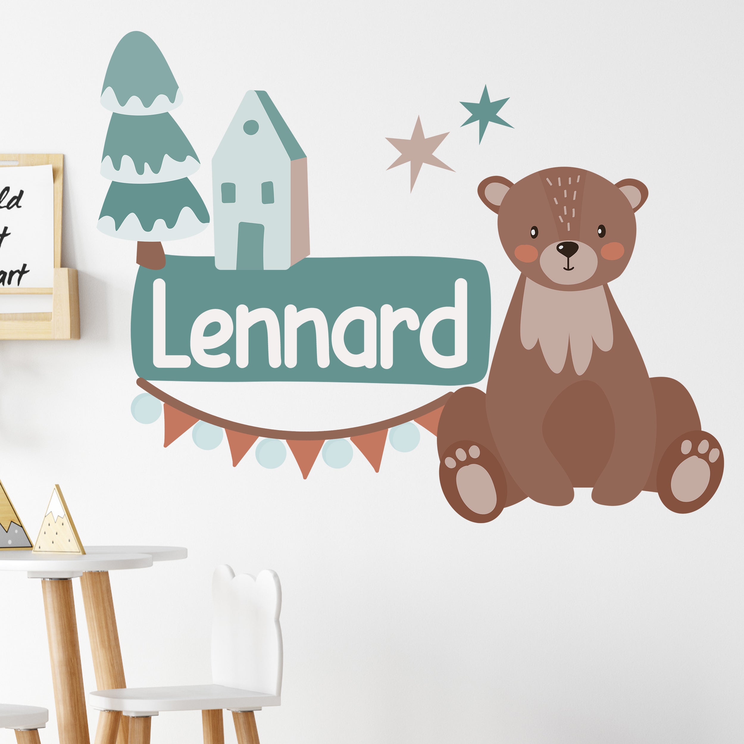 Brauner Bär mit Haus und Baum, Name "Lennard".