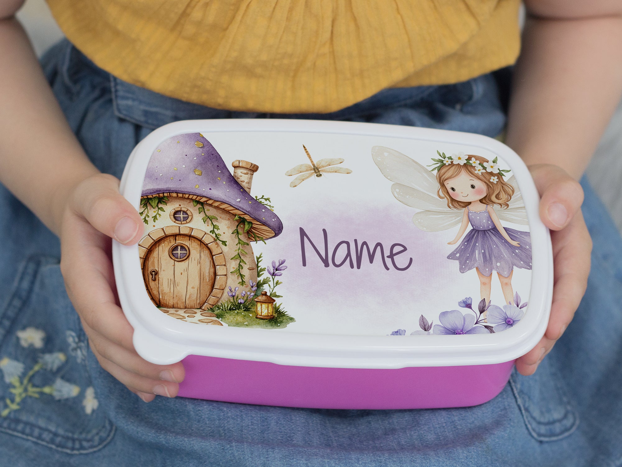 Bunte Brotdose mit Feenmotiv und lila Details.