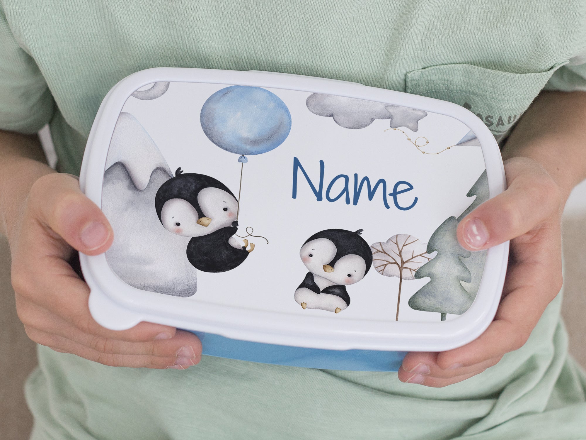 Personalisierte Brotdose mit Pinguinen und blauem Ballon.