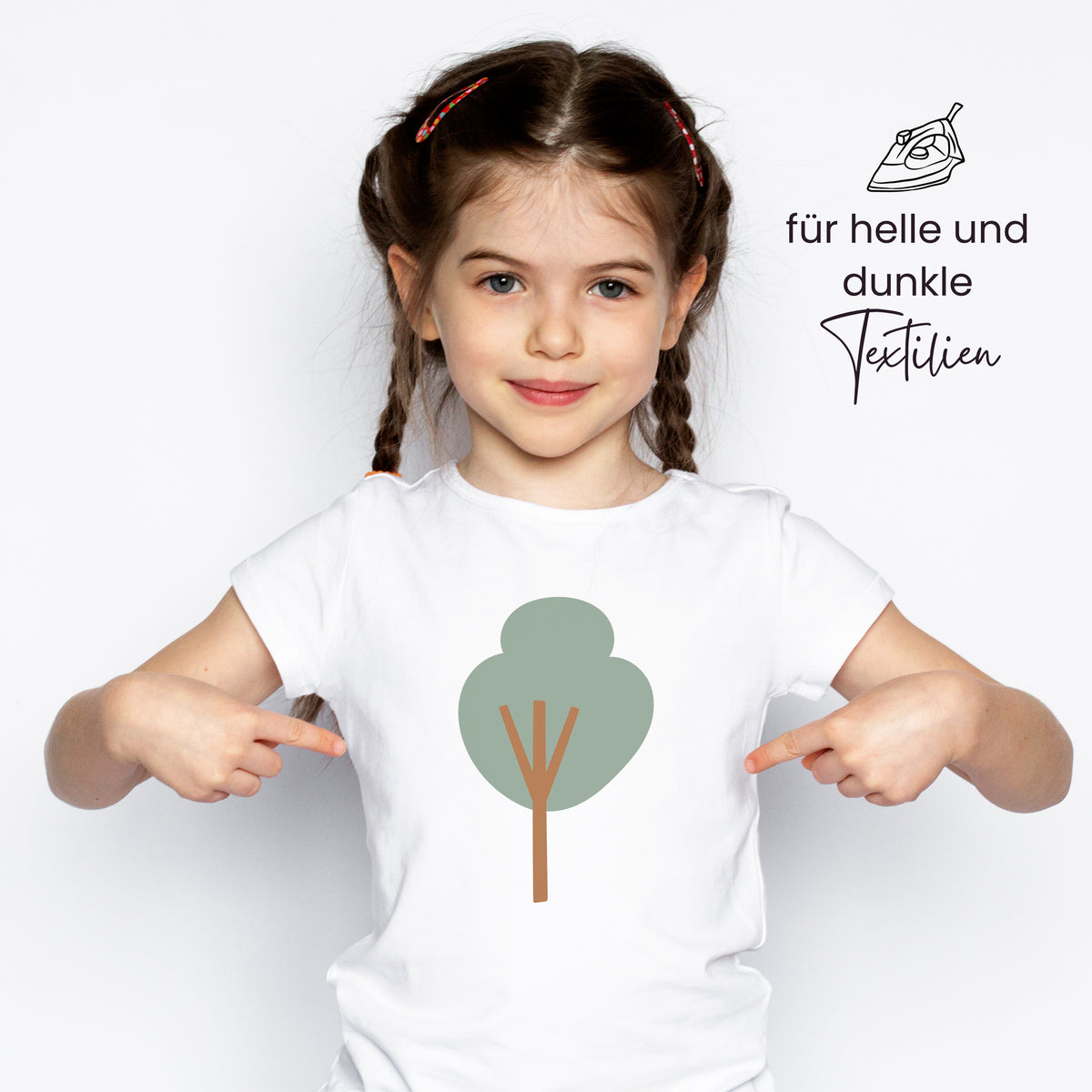 Weißes T-Shirt mit grünem Baum-Motiv und braunem Stamm.