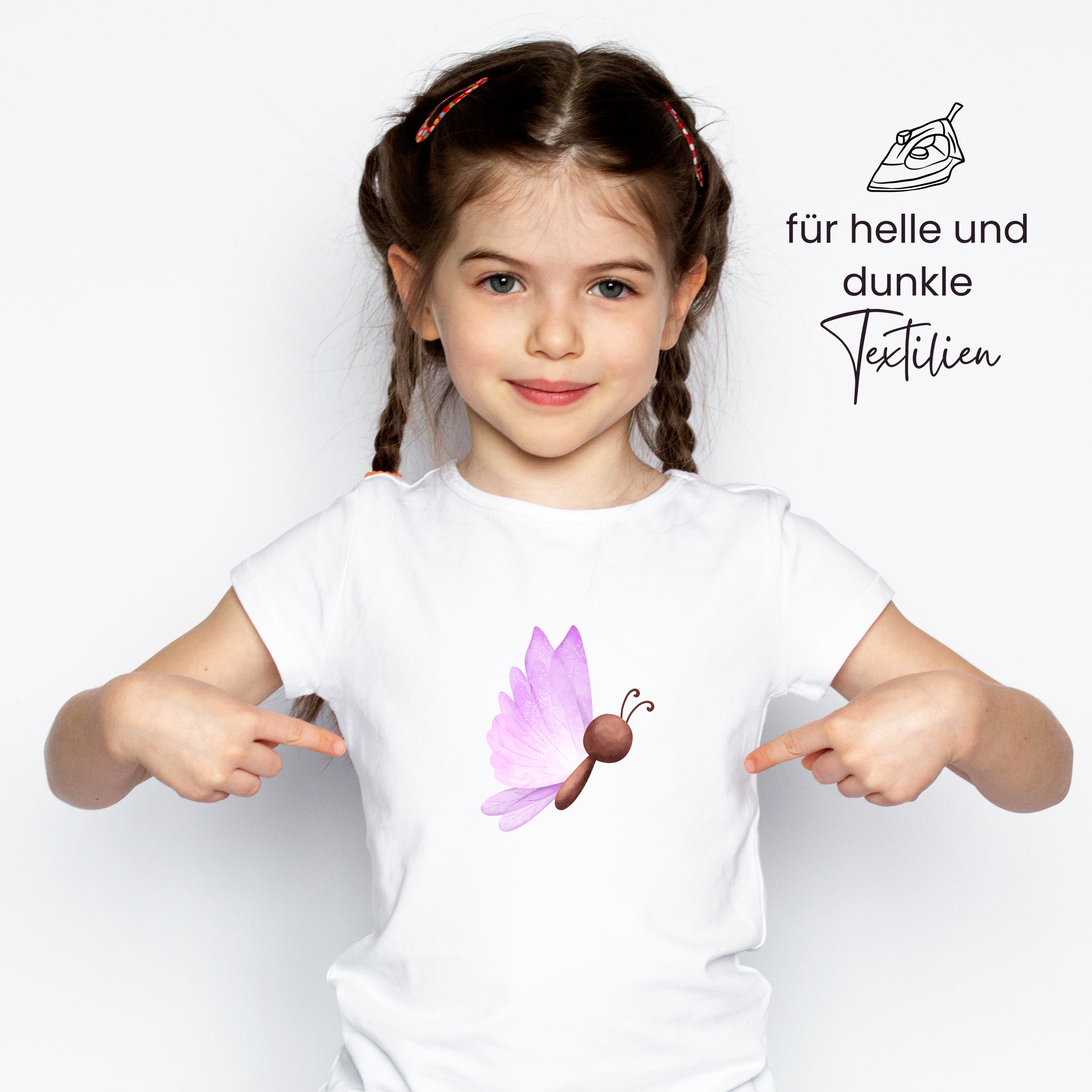 Weißes T-Shirt mit lila Schmetterlingsmotiv.