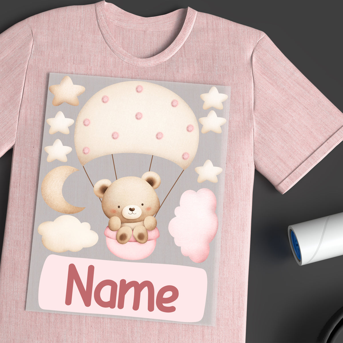 Rosa T-Shirt mit Bärchen, Wolken und Sternen-Design.
