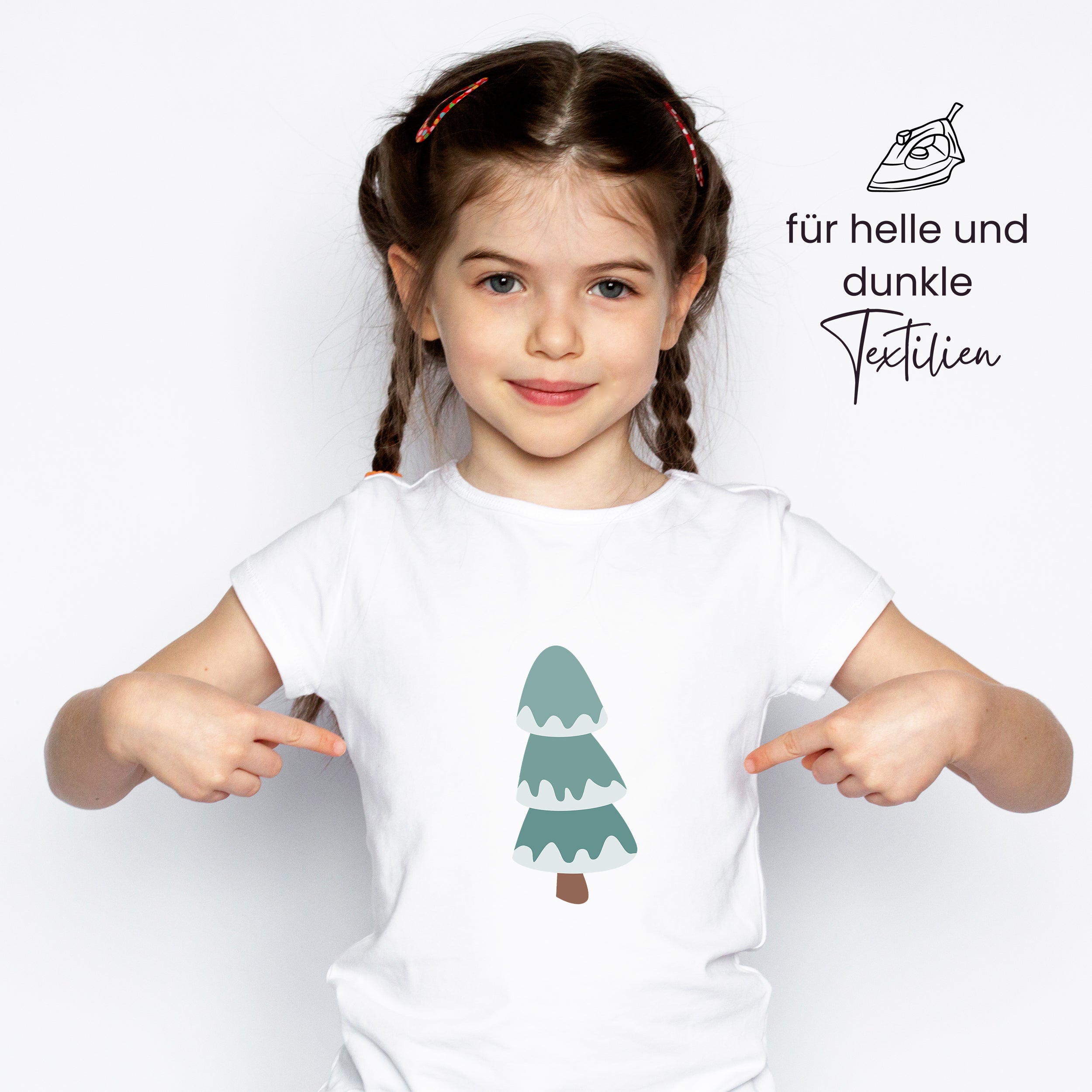 Weißes T-Shirt mit grünem Weihnachtsbaum-Motiv.