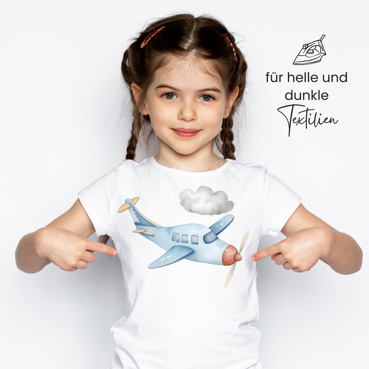 Kind mit T-Shirt, blauer Flugzeugdruck und Wolke.
