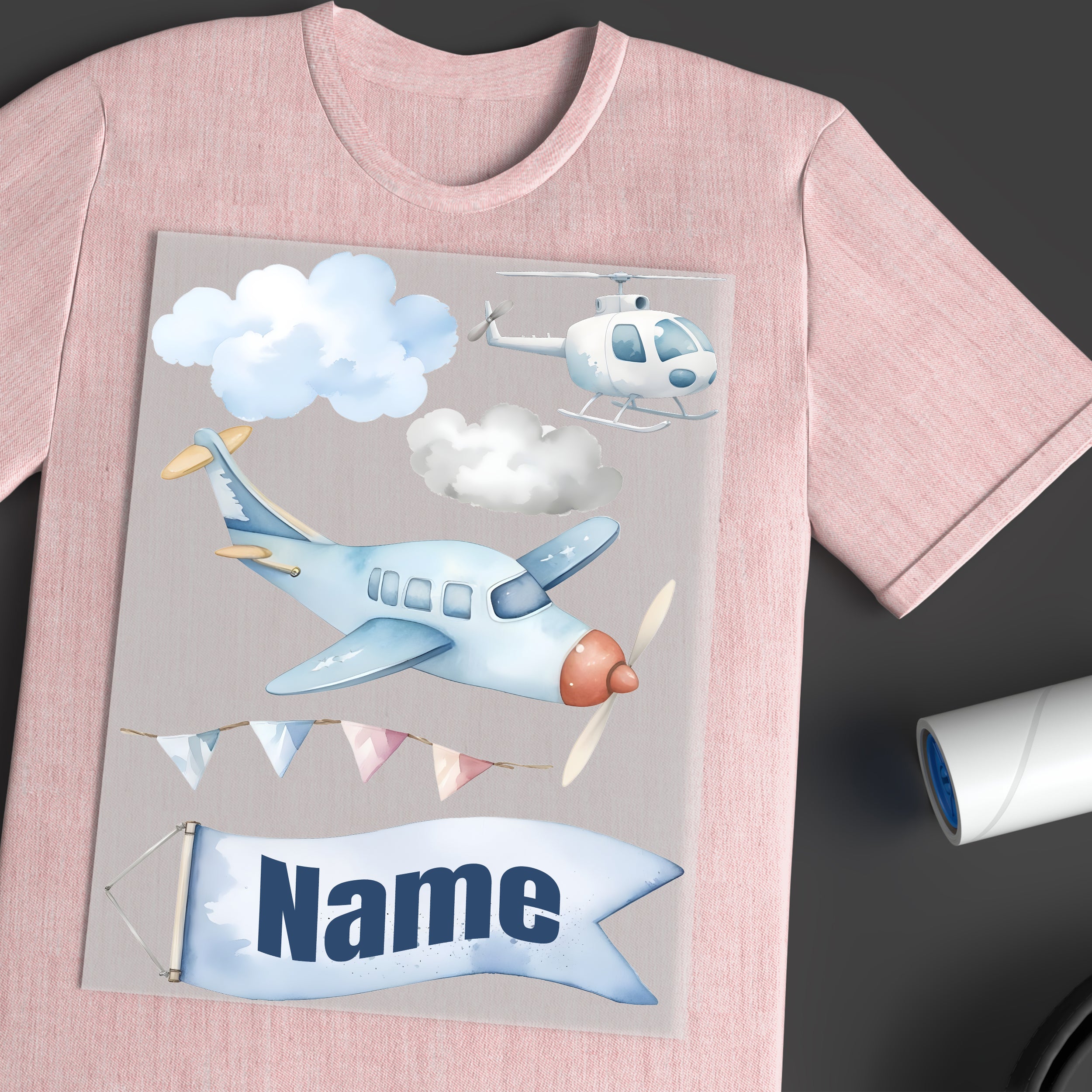 Rosa T-Shirt mit Flugzeug, Hubschrauber und personalisierbarem Banner.