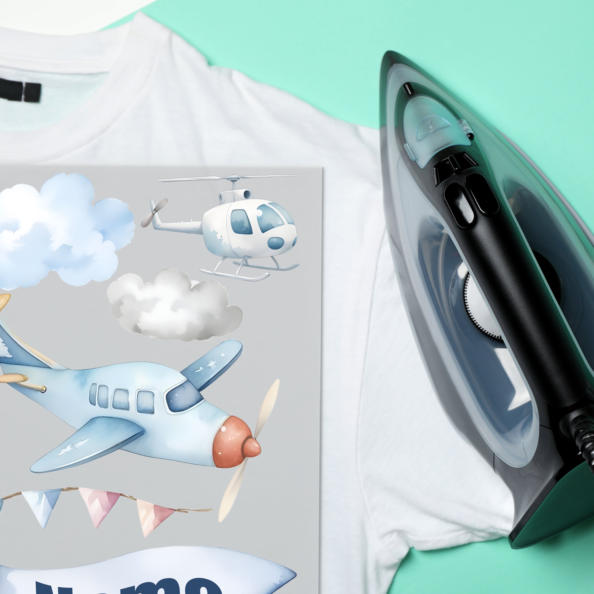 Blaues Flugzeug-Design auf grauem T-Shirt, Dampfbügeleisen.