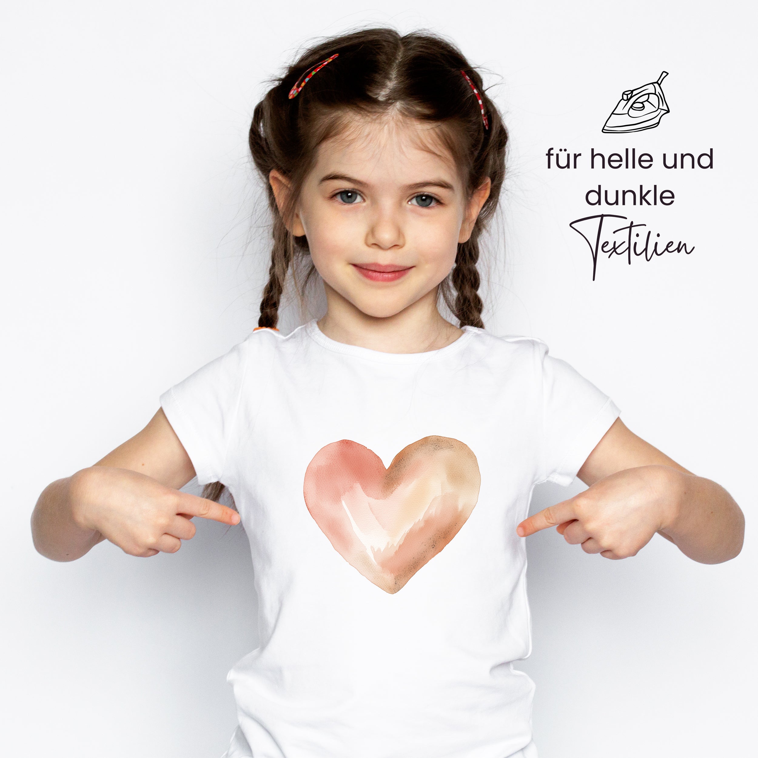 Weißes T-Shirt mit herzförmigem, wasserfarbenen Design in Rosa.