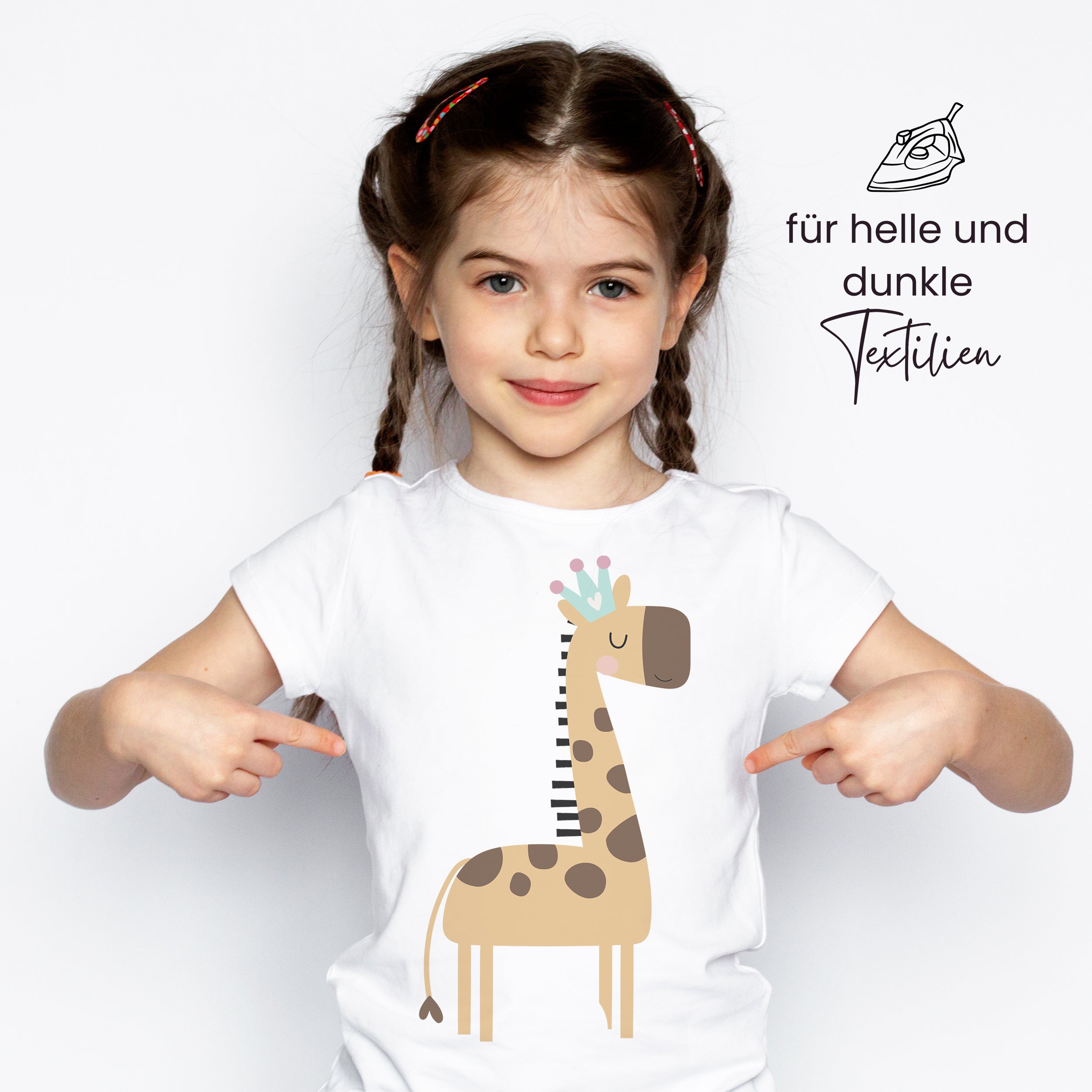 Weißes T-Shirt mit Giraffen-Motiv und Krone.