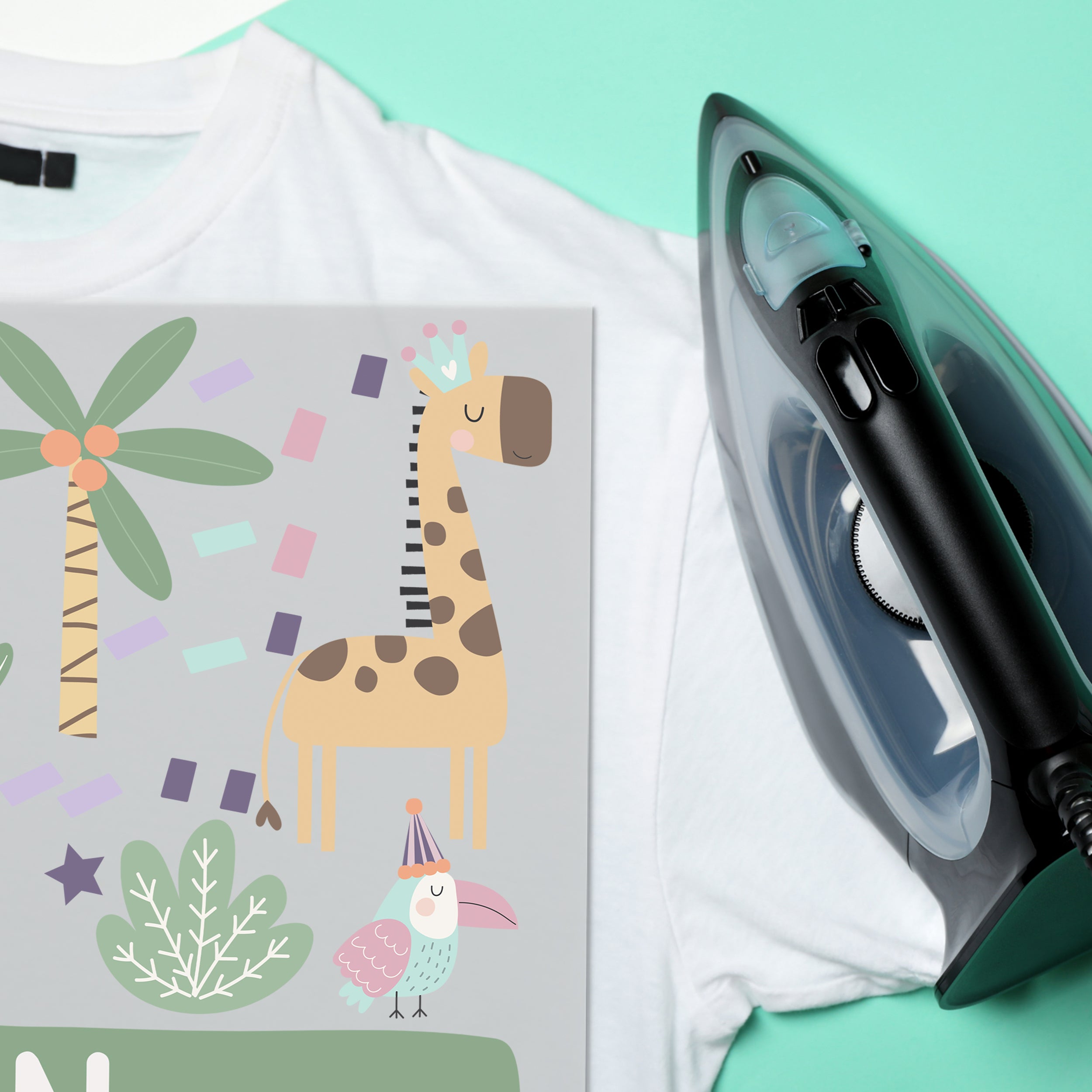 Graues T-Shirt mit buntem Giraffen-Design und Dampfbügeleisen.