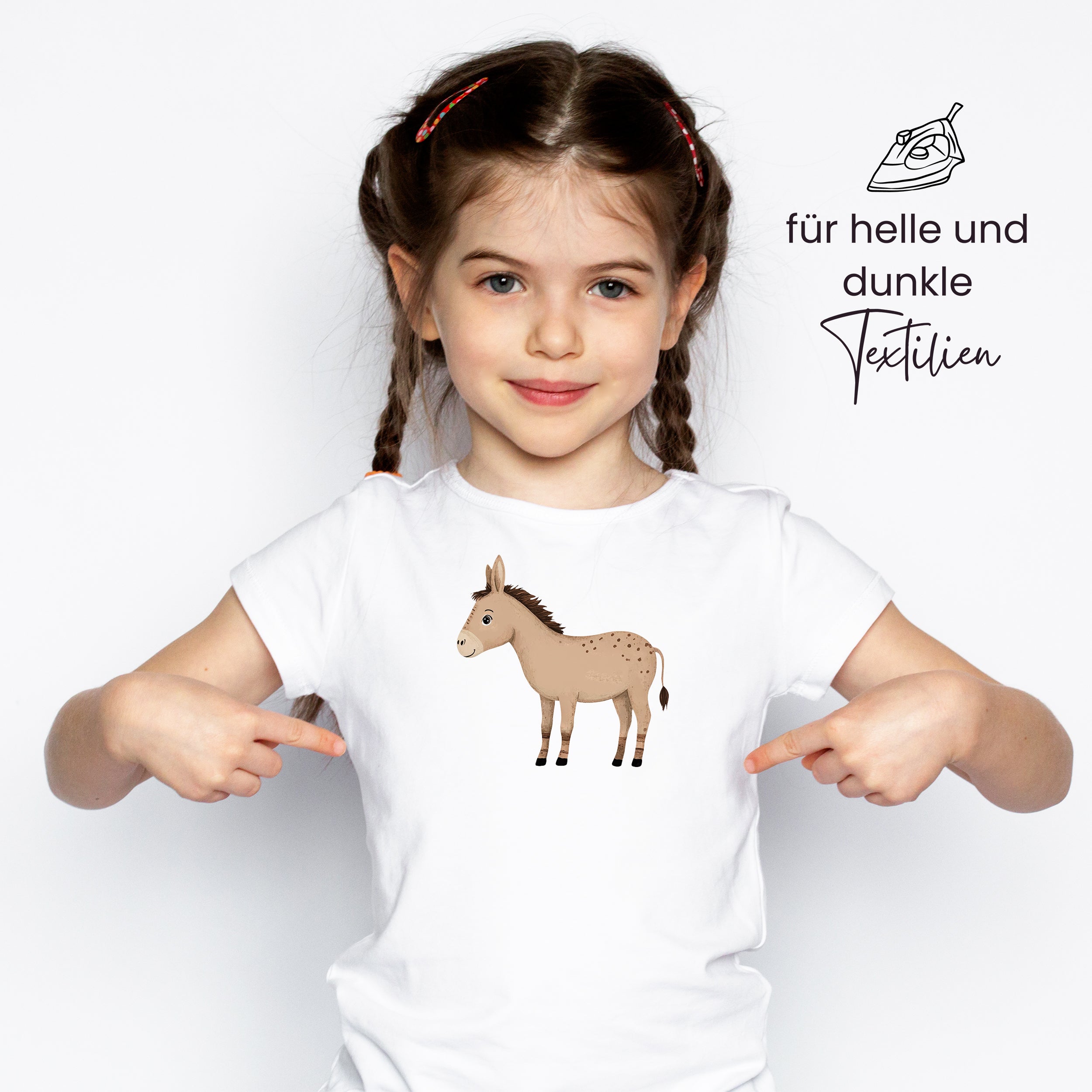 Weißes T-Shirt mit braunem Esel-Motiv.