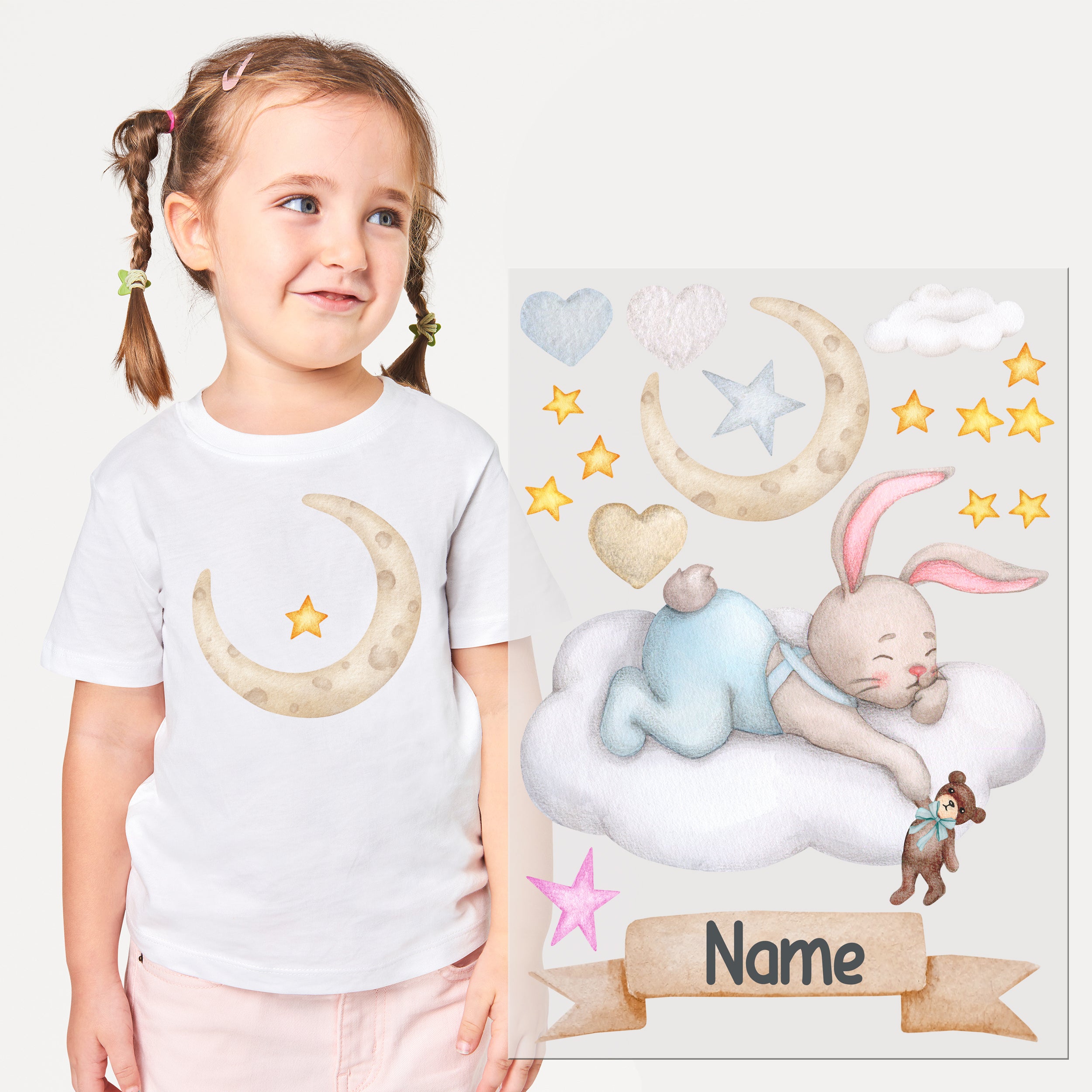 Weißes T-Shirt mit Mondmotiv, Kind mit Zöpfen.