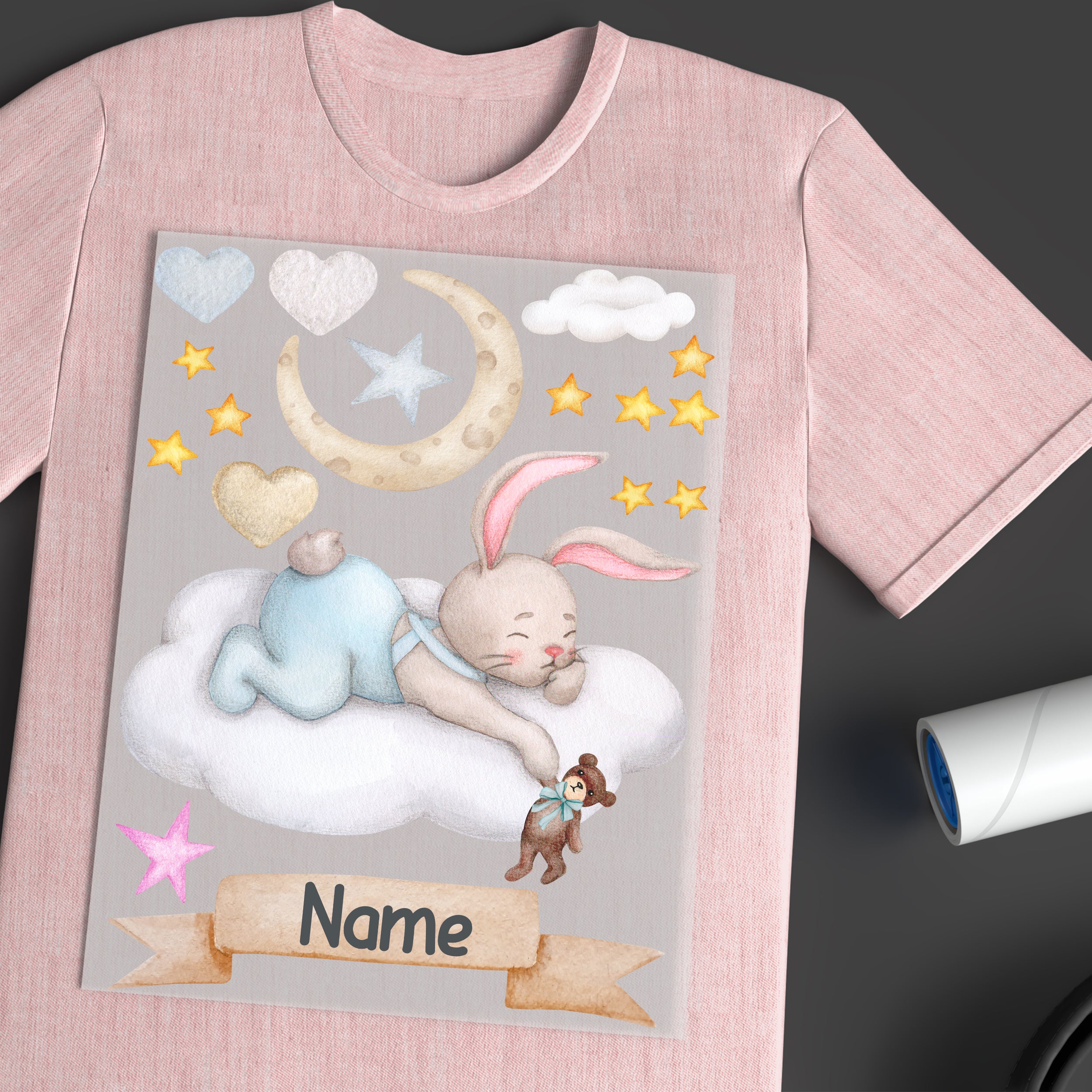 Rosa T-Shirt mit schlafendem Hasen und bunten Sternen.