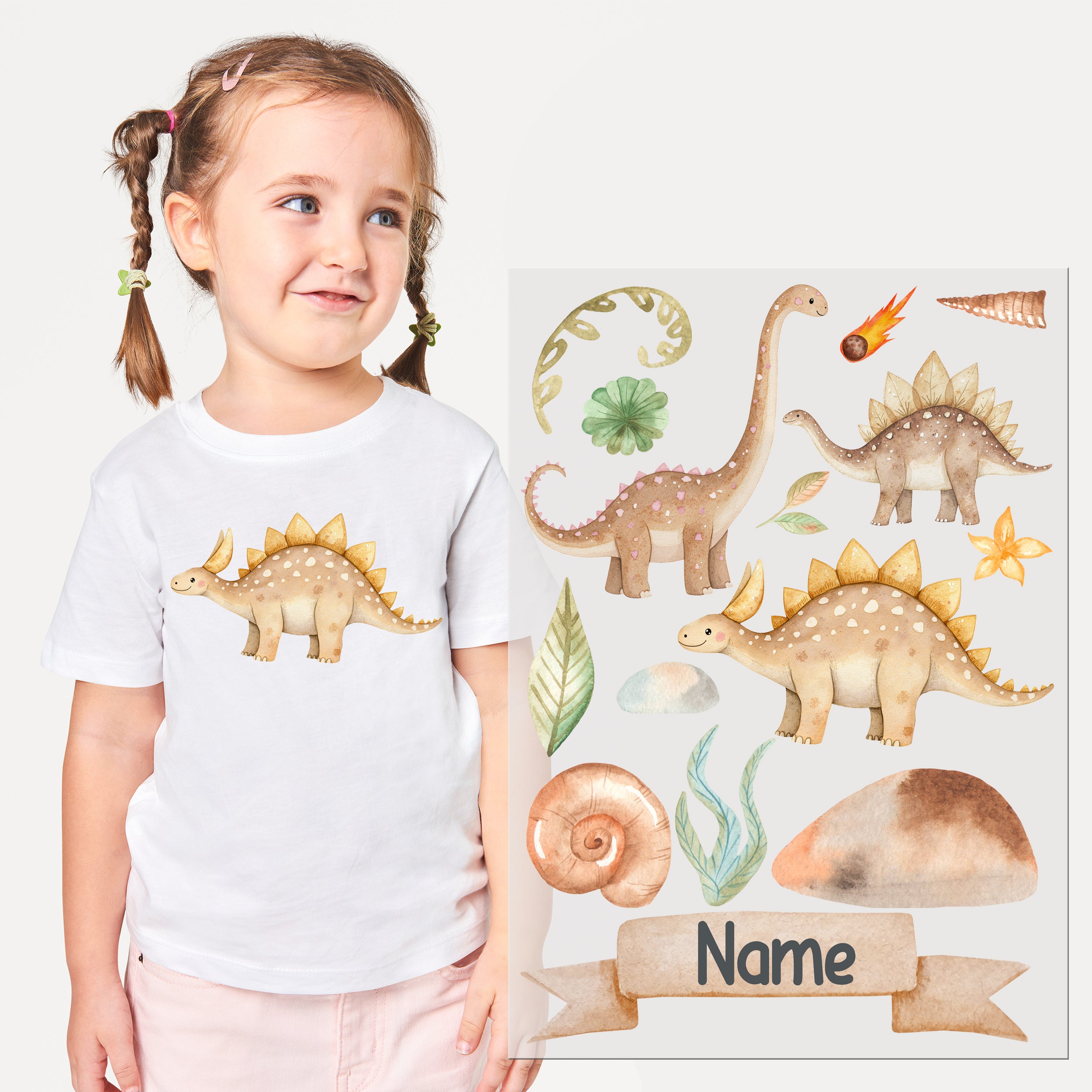 Weißes T-Shirt mit Dinosaurier-Motiv und personalisierbarem Namen.