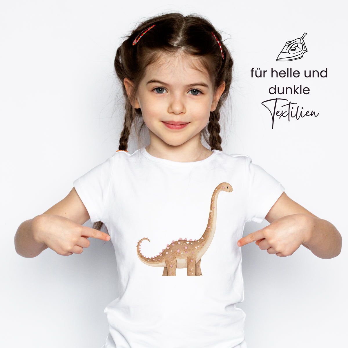 Weißes T-Shirt mit braunem Dinosaurier-Motiv.