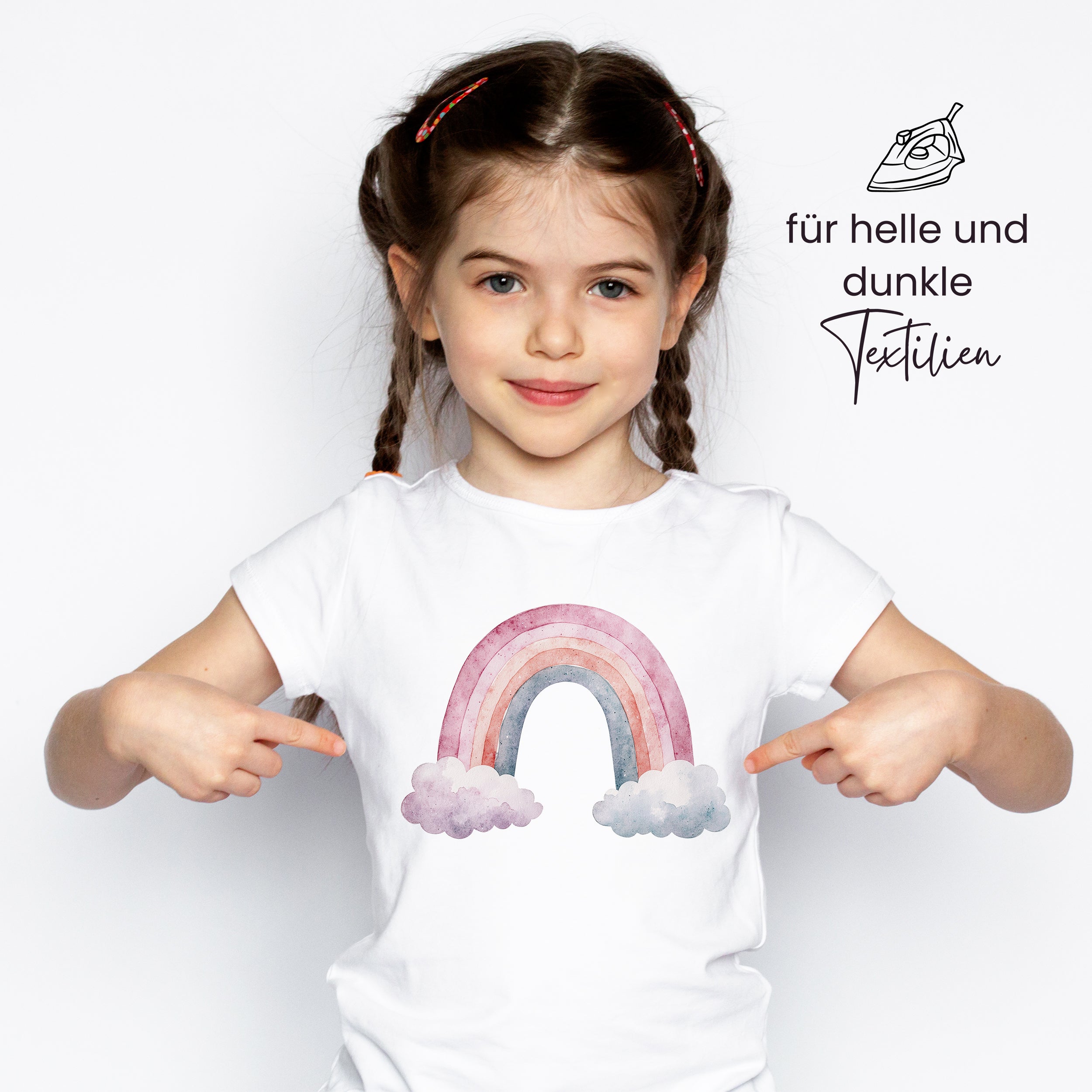 Weißes T-Shirt mit buntem Regenbogen und Wolken.