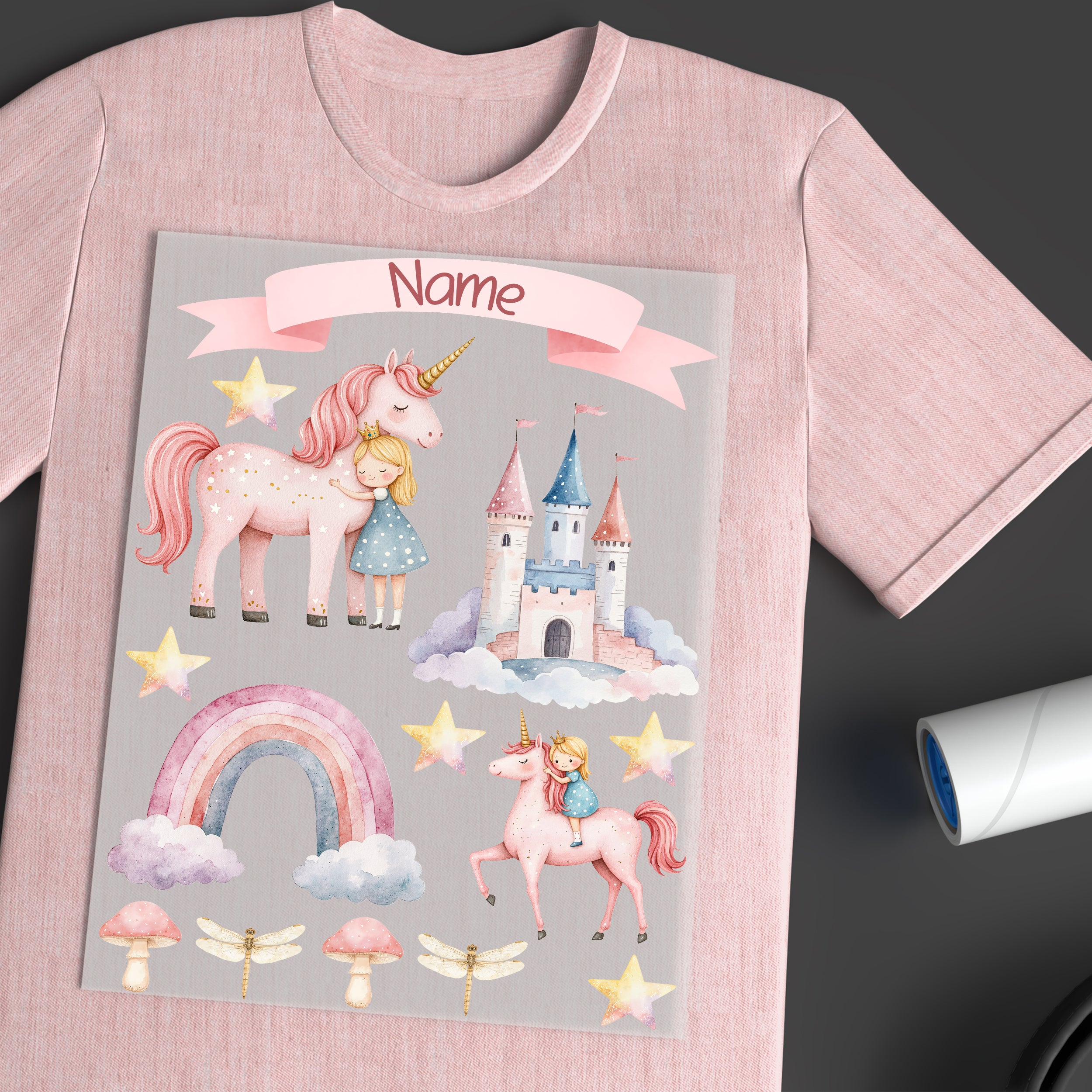 Rosa T-Shirt mit Einhorn-Motiv und bunten Wolken.