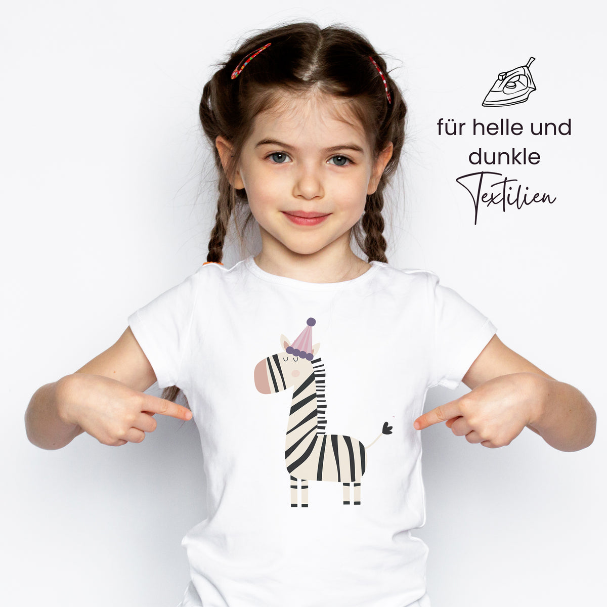 Zebra-Motiv auf weißem T-Shirt mit Krone.