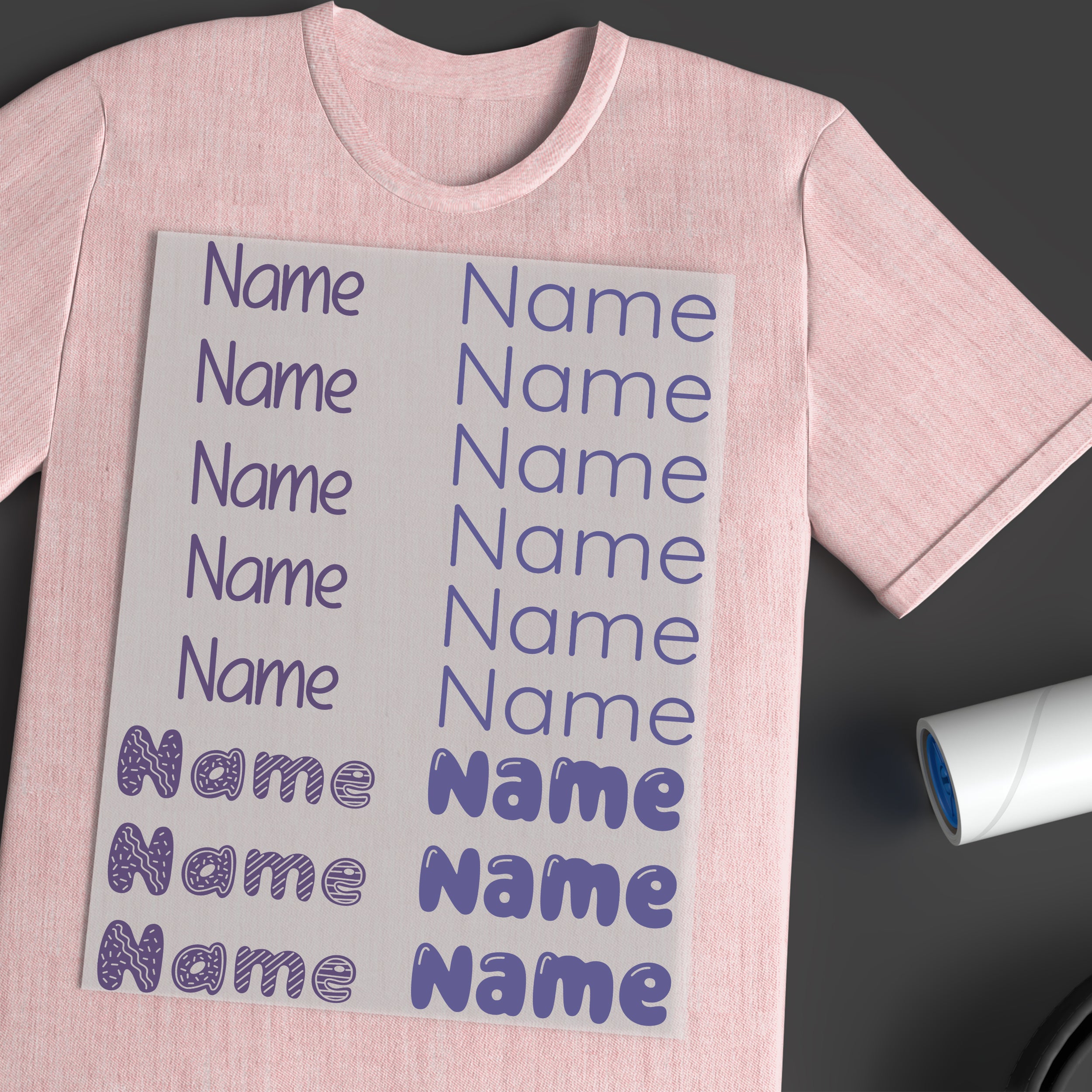 Rosa T-Shirt mit lila Namensdruck und verschiedenen Schriftarten.