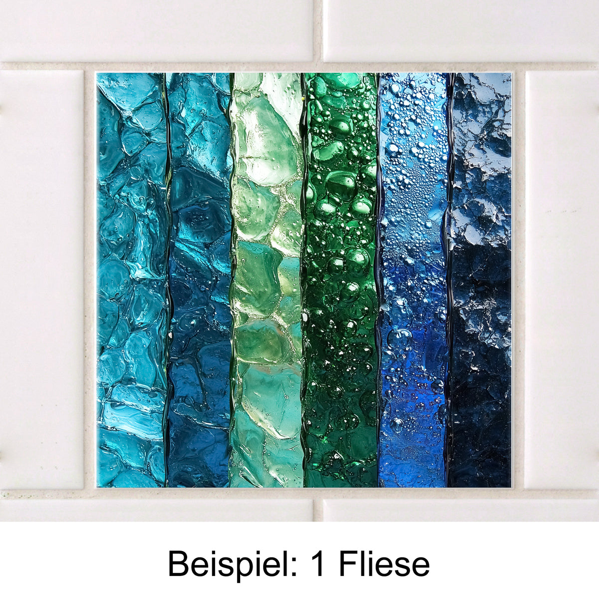Bunte Glasfliese in Blau- und Grüntönen mit Struktur.