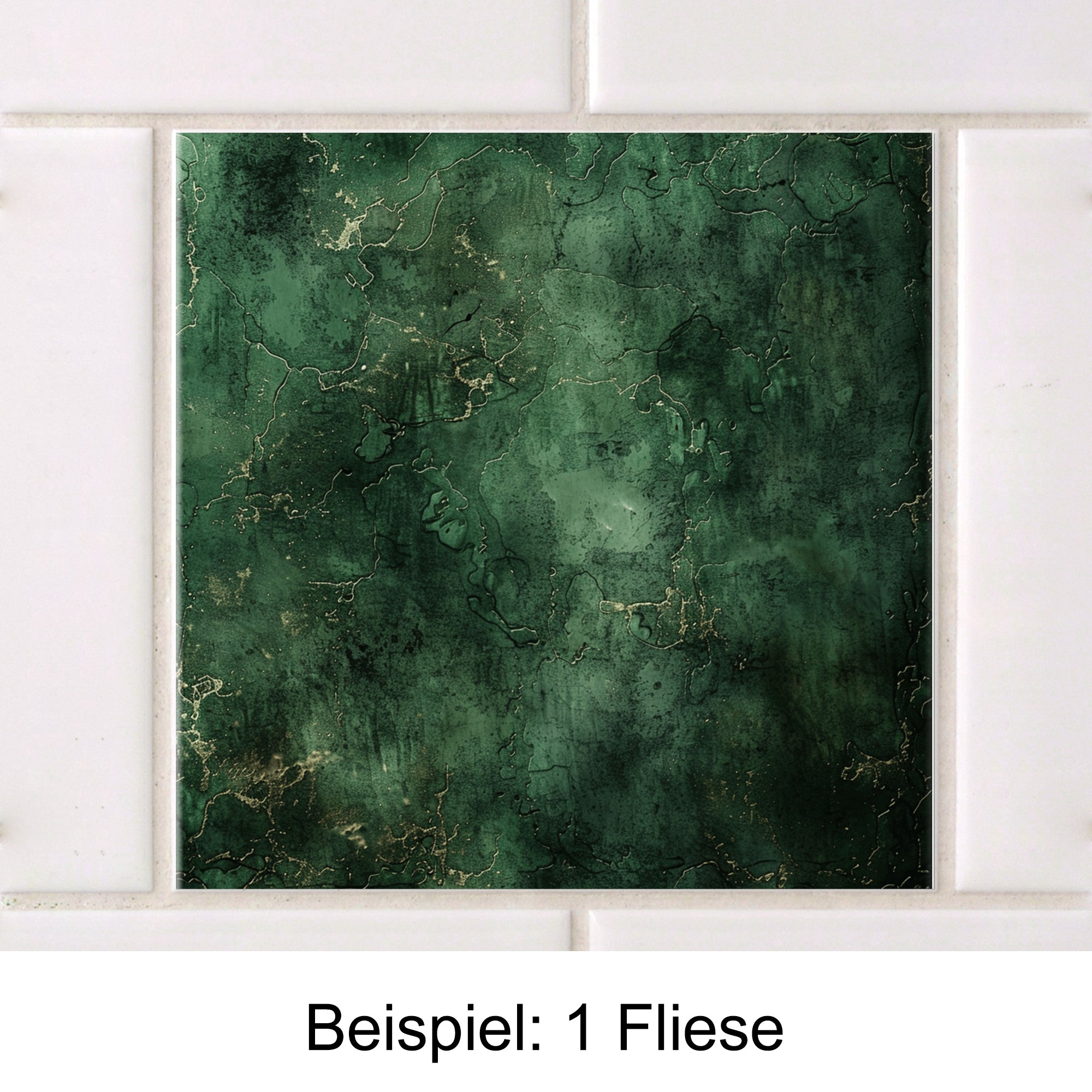 Grüne Fliese mit marmorierter Oberfläche und goldenen Adern.