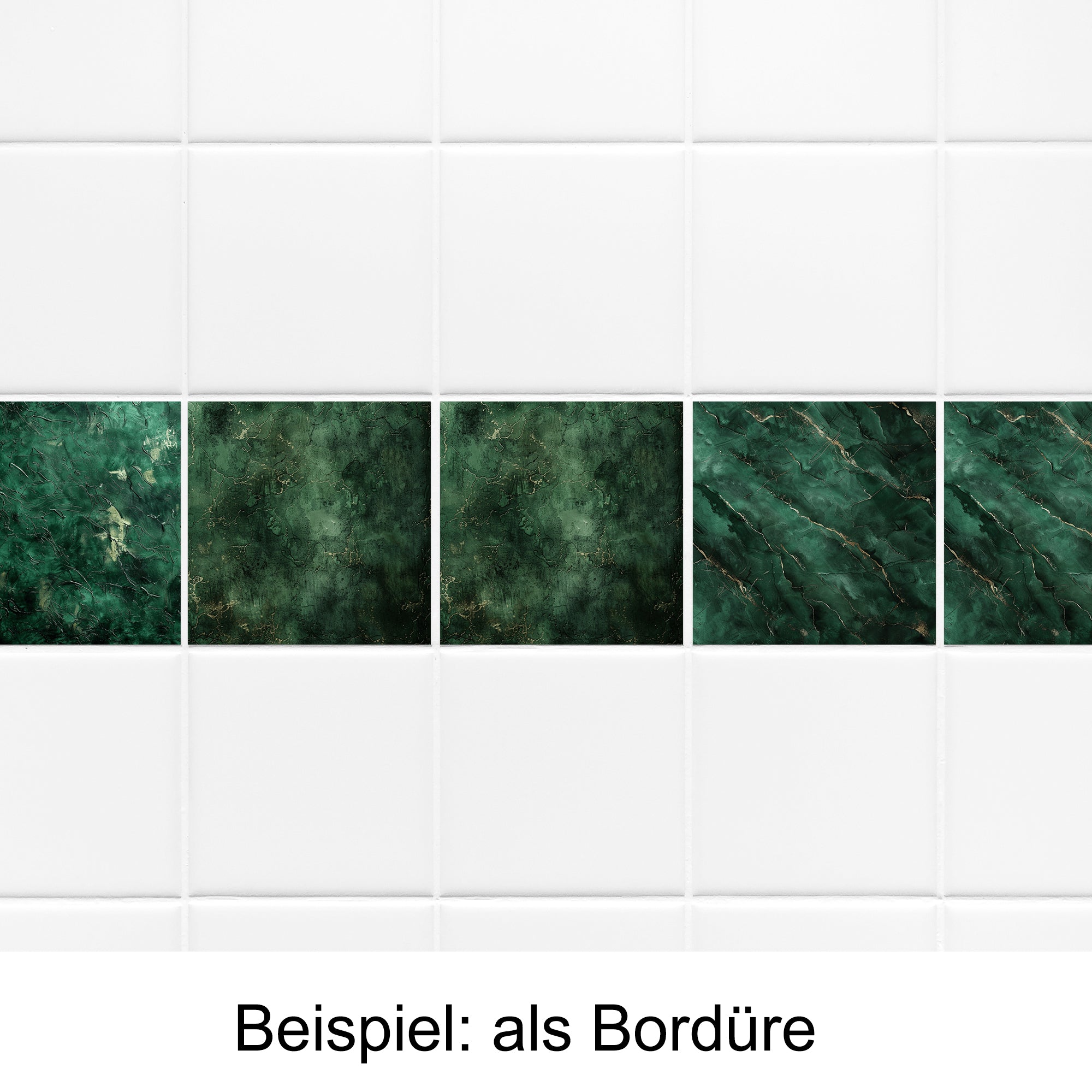 Grüne Marmorfliesen als Bordüre auf weißen Fliesen.