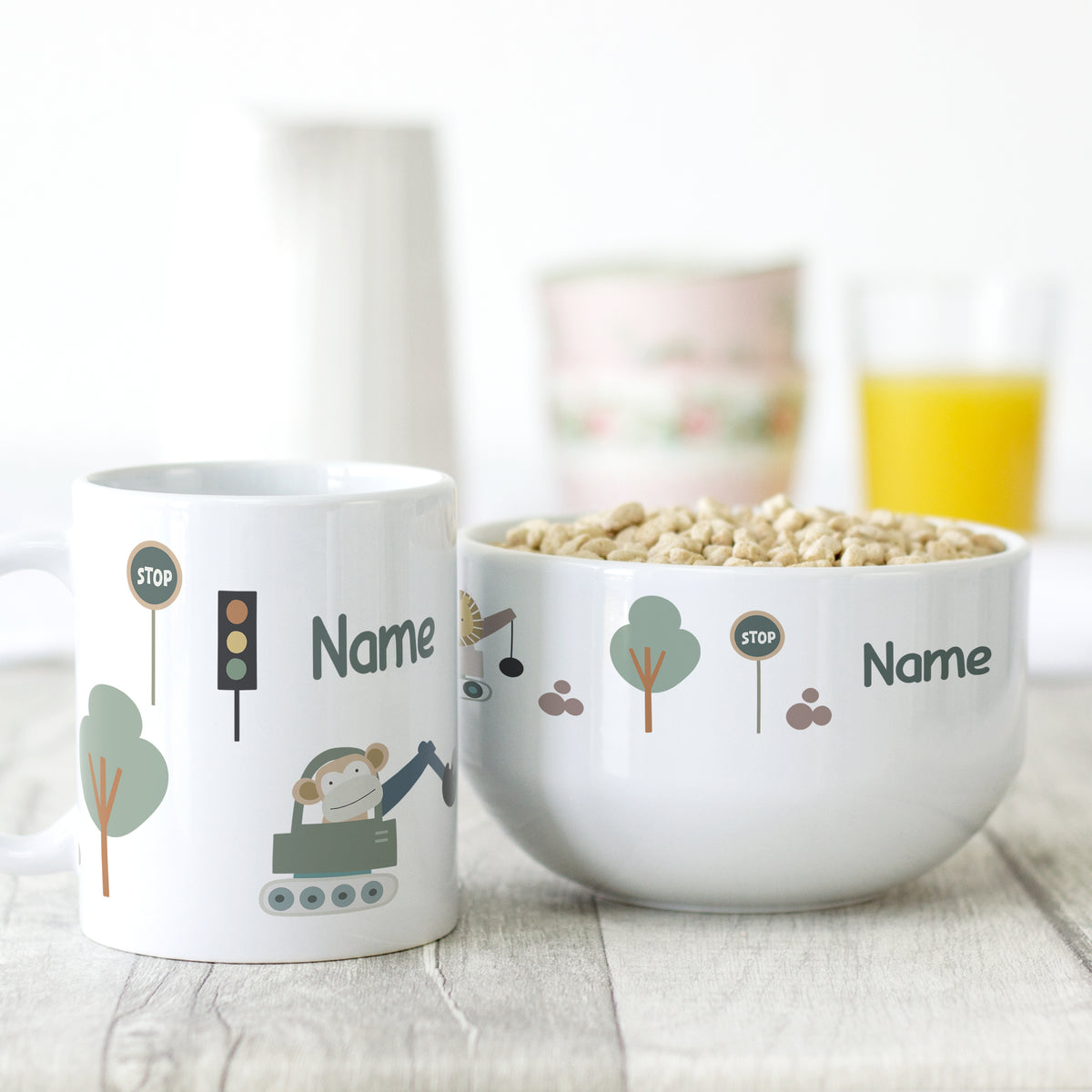 Tasse und Schüssel mit bunten, kindgerechten Motiven.