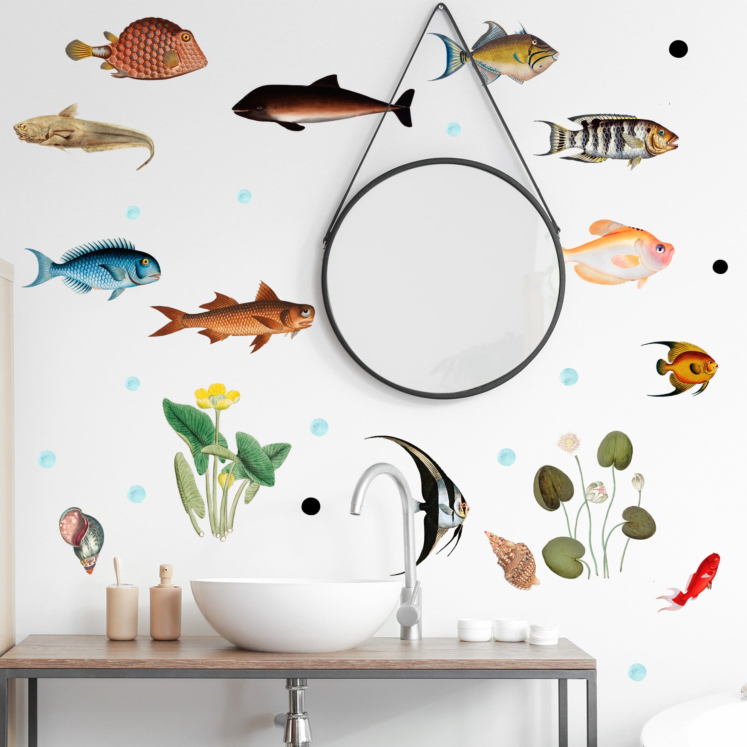 Wandtattoo mit bunten Fischen und Wasserpflanzen im Badezimmer