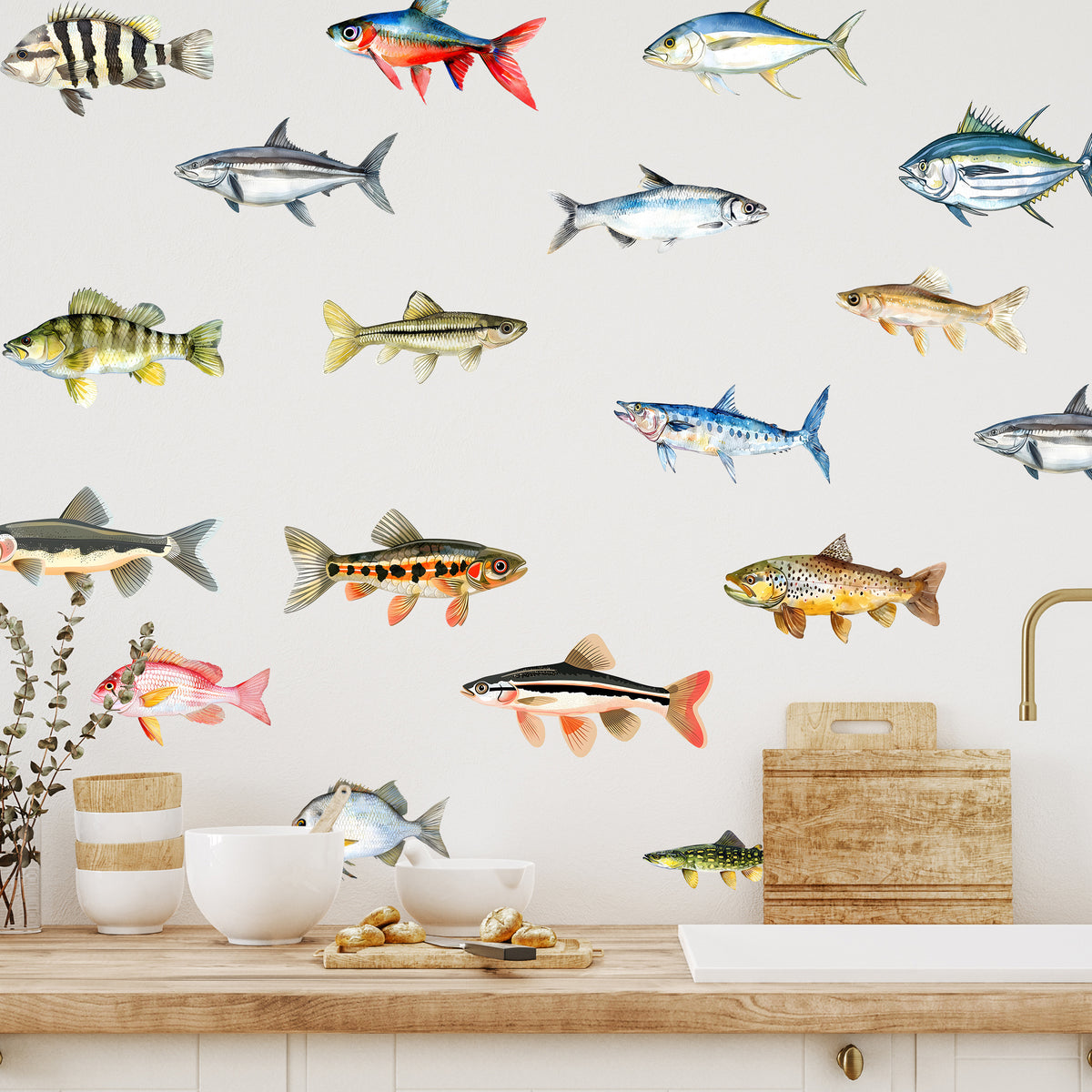 Wandtattoo mit bunten Fischen über einer Badewanne