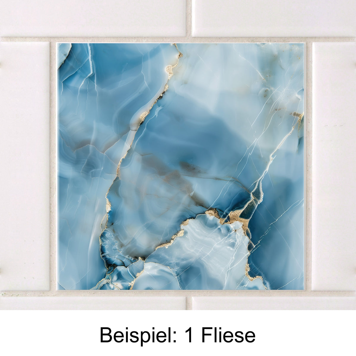 Blaue Marmorfliese mit goldenen Adern und glatter Oberfläche.